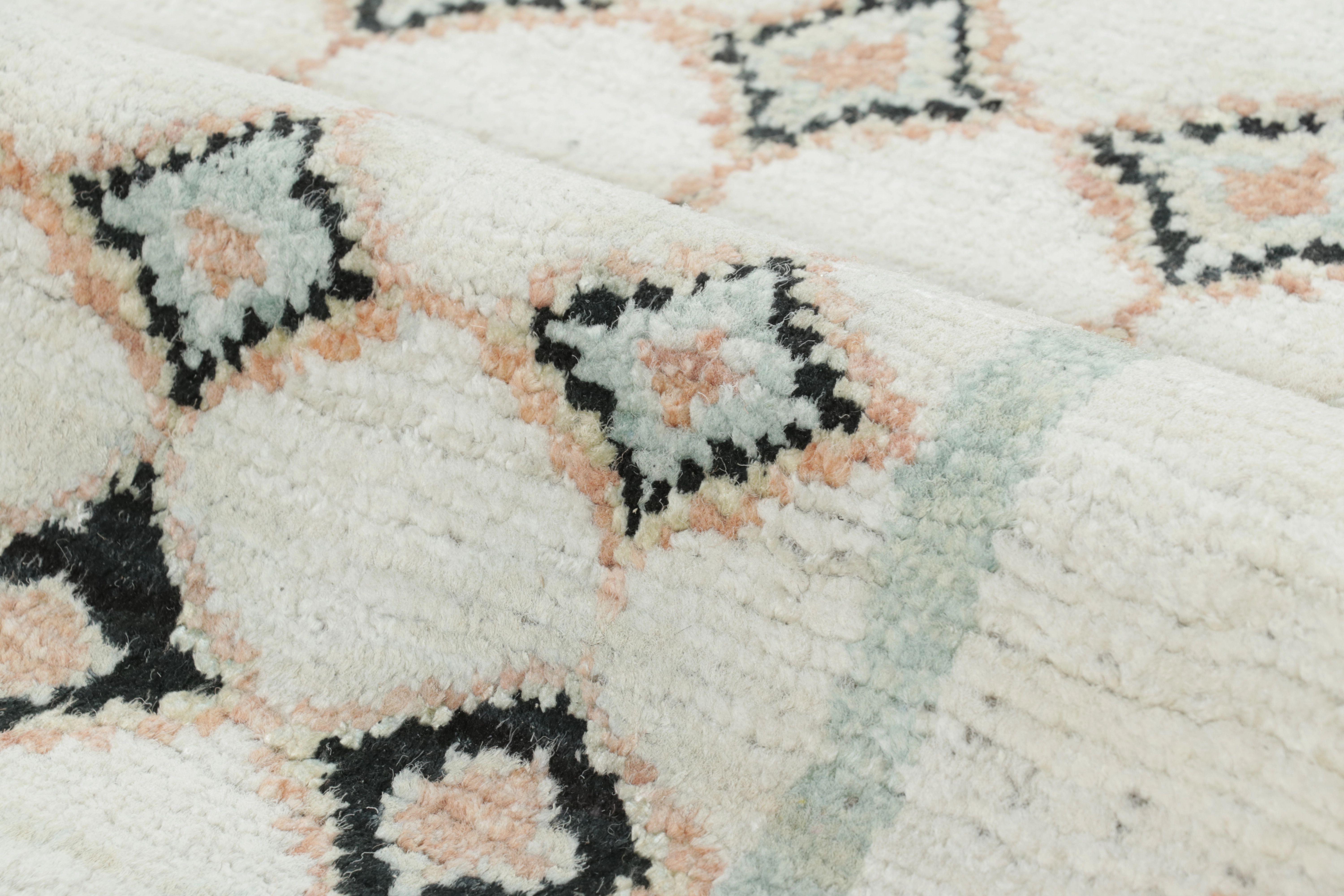 Rug & Kilim è un tappeto di ispirazione marocchina, bianco con motivi primitivi e giocosi In condizioni Nuovo in vendita a Long Island City, NY