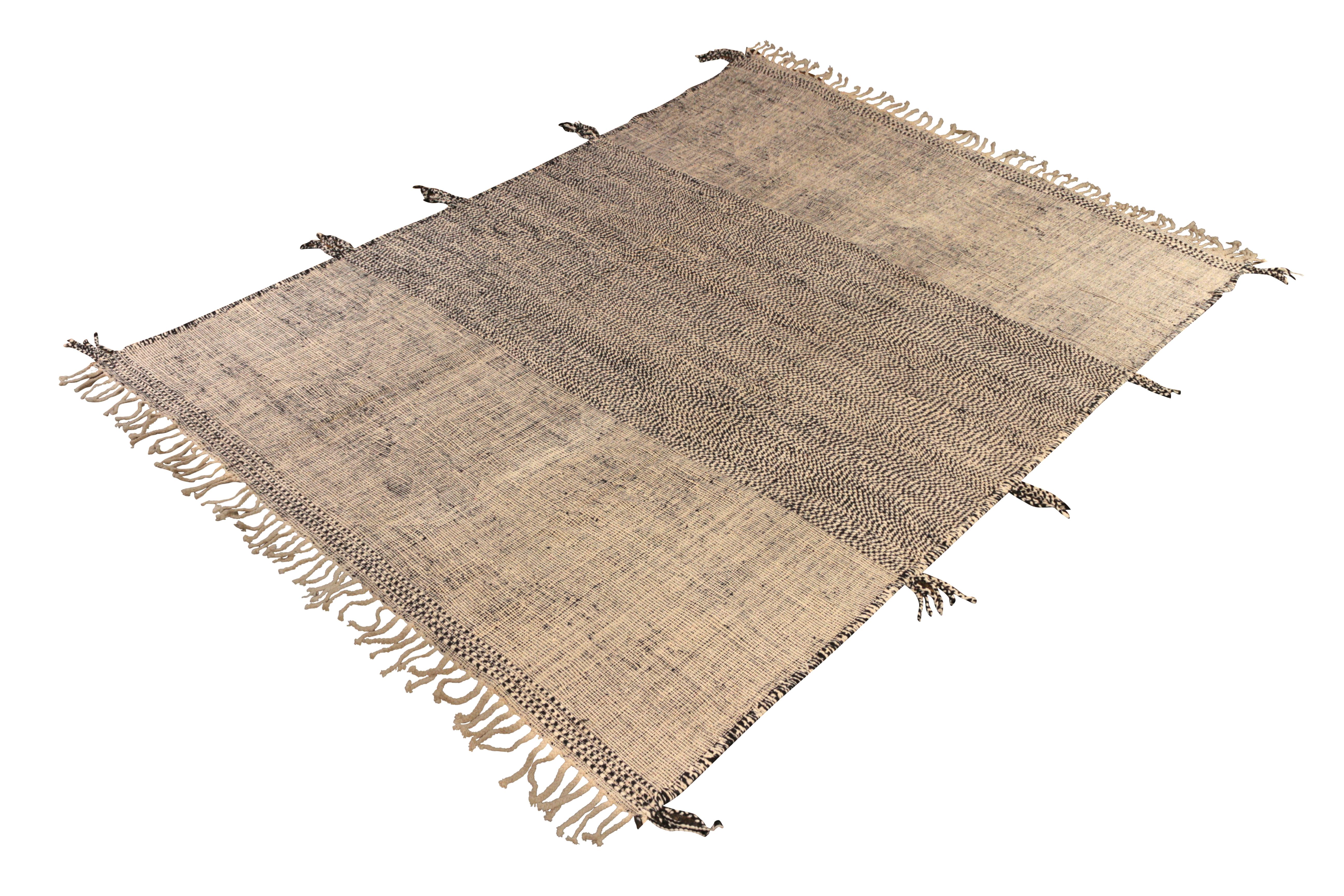 Tapis Kilim contemporain 10 x 13 de la Collection Marocaine de Rug & Kilim. Tissé à la main en laine avec une série texturale de rayures jouant le positif-négatif blanc et noir pour un look confortable et moderne. Assise confortable, idéale pour les