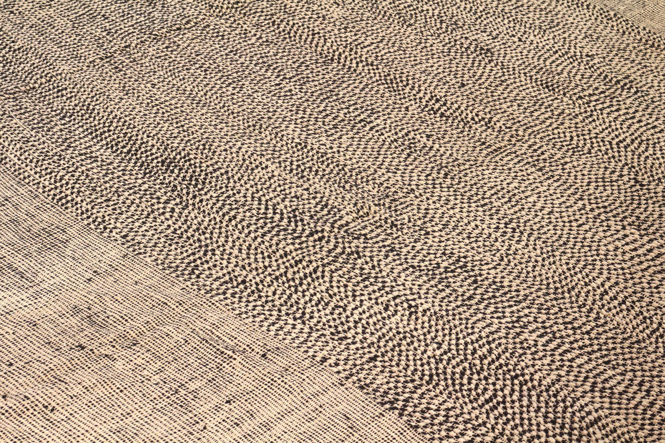 Oushak Tapis Kilim marocain à motifs rayés blancs et noirs de Rug & Kilim en vente