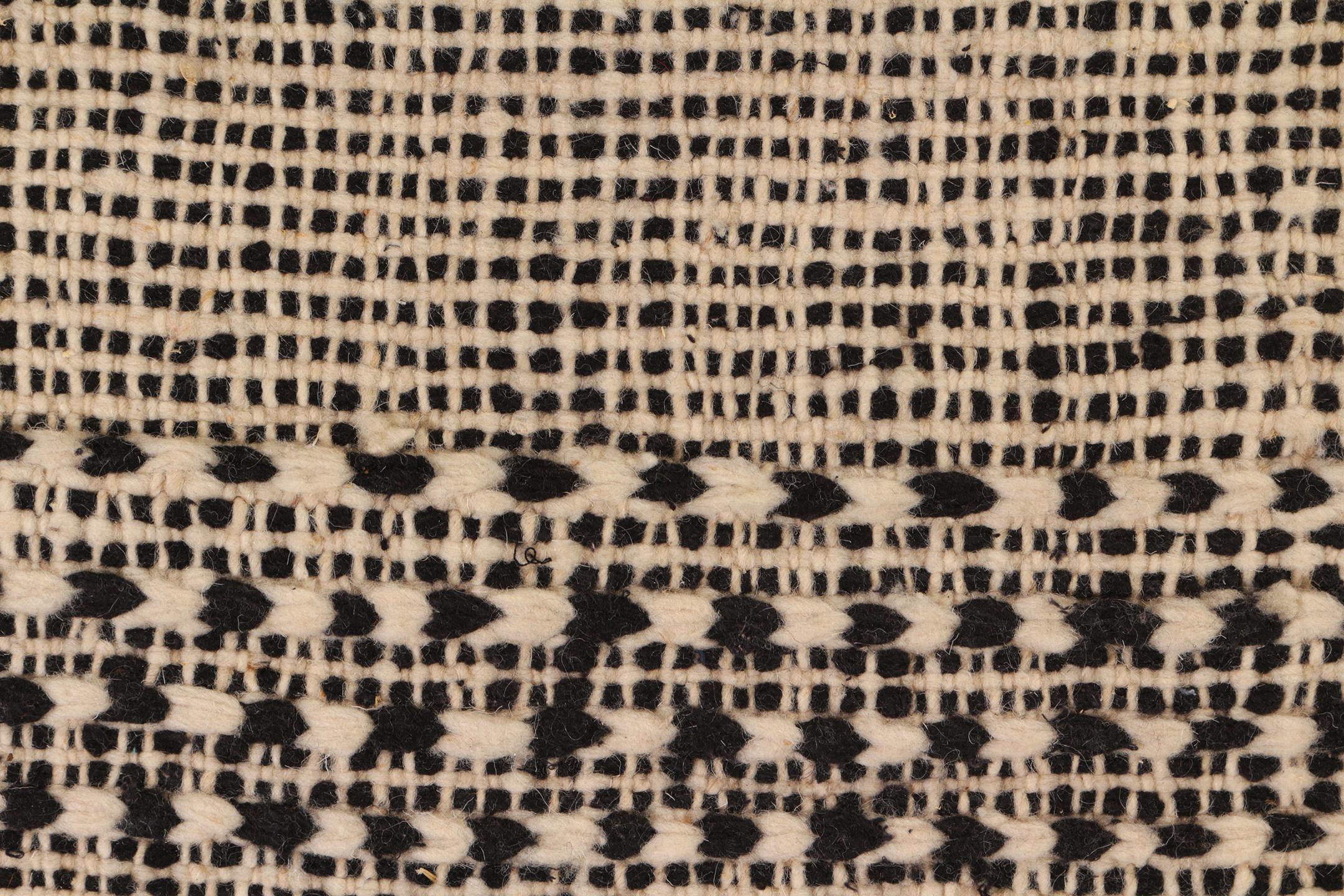 Marocain Tapis Kilim marocain à motifs rayés blancs et noirs de Rug & Kilim en vente