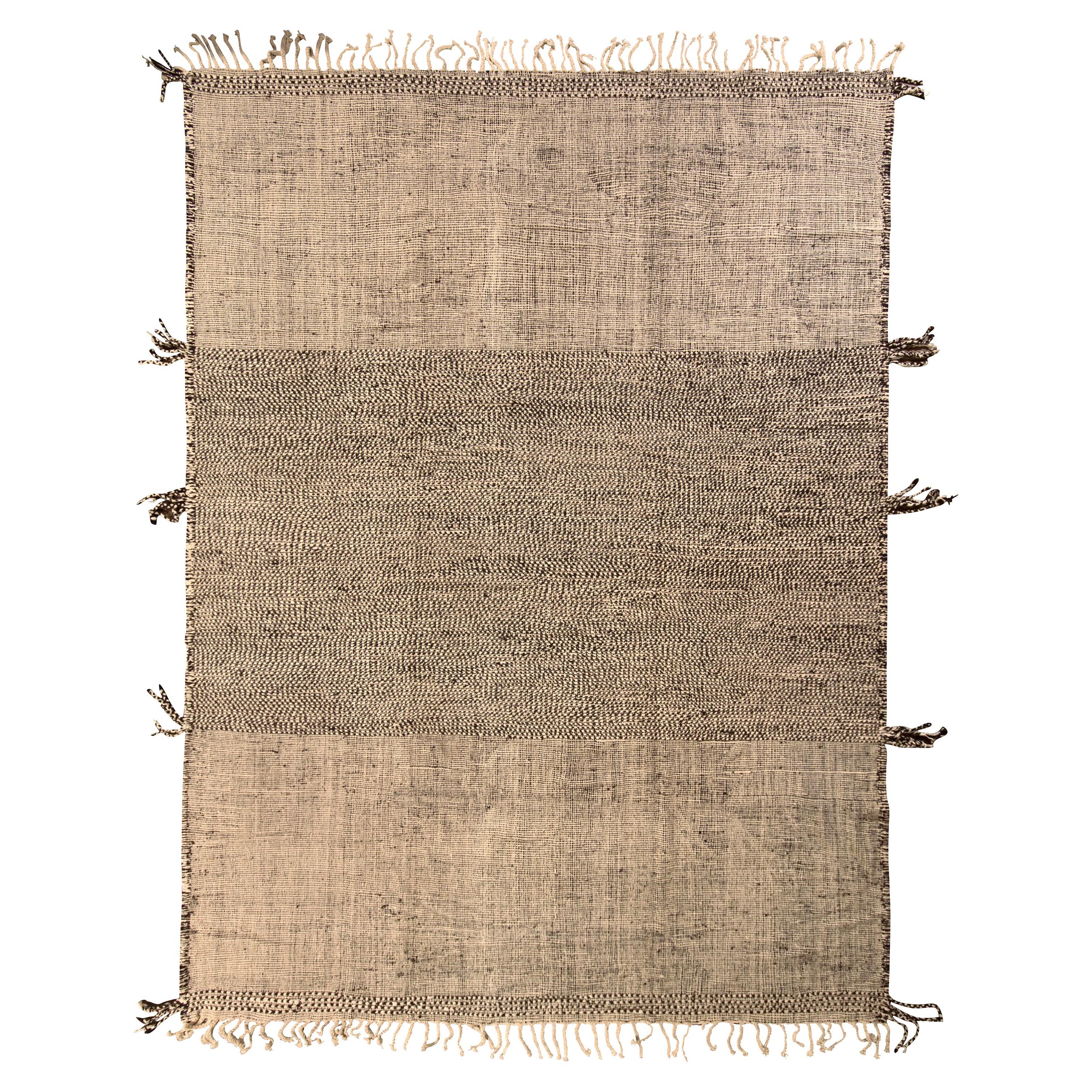 Marokkanischer Kilim-Teppich von Rug
Kilim mit weiß-schwarzem Streifenmuster