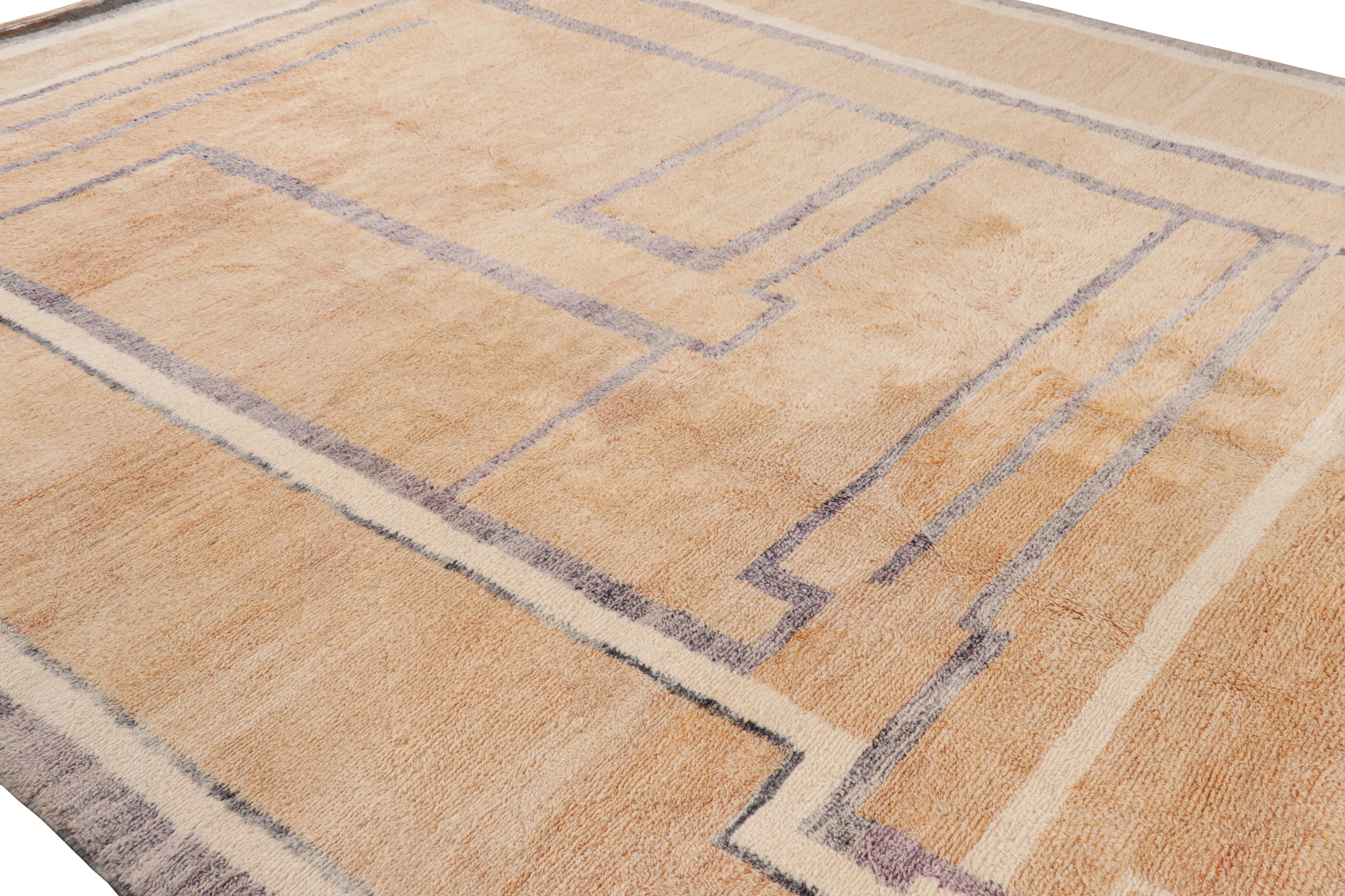 Dieser handgeknüpfte Wollteppich im Format 11x14 aus Marokko ist eine aufregende Neuheit in der Kollektion von Rug & Kilim, einer neuen Reihe zeitgenössischer Stammesteppiche. Das Design repräsentiert einige der hingebungsvollsten nomadischen Weber