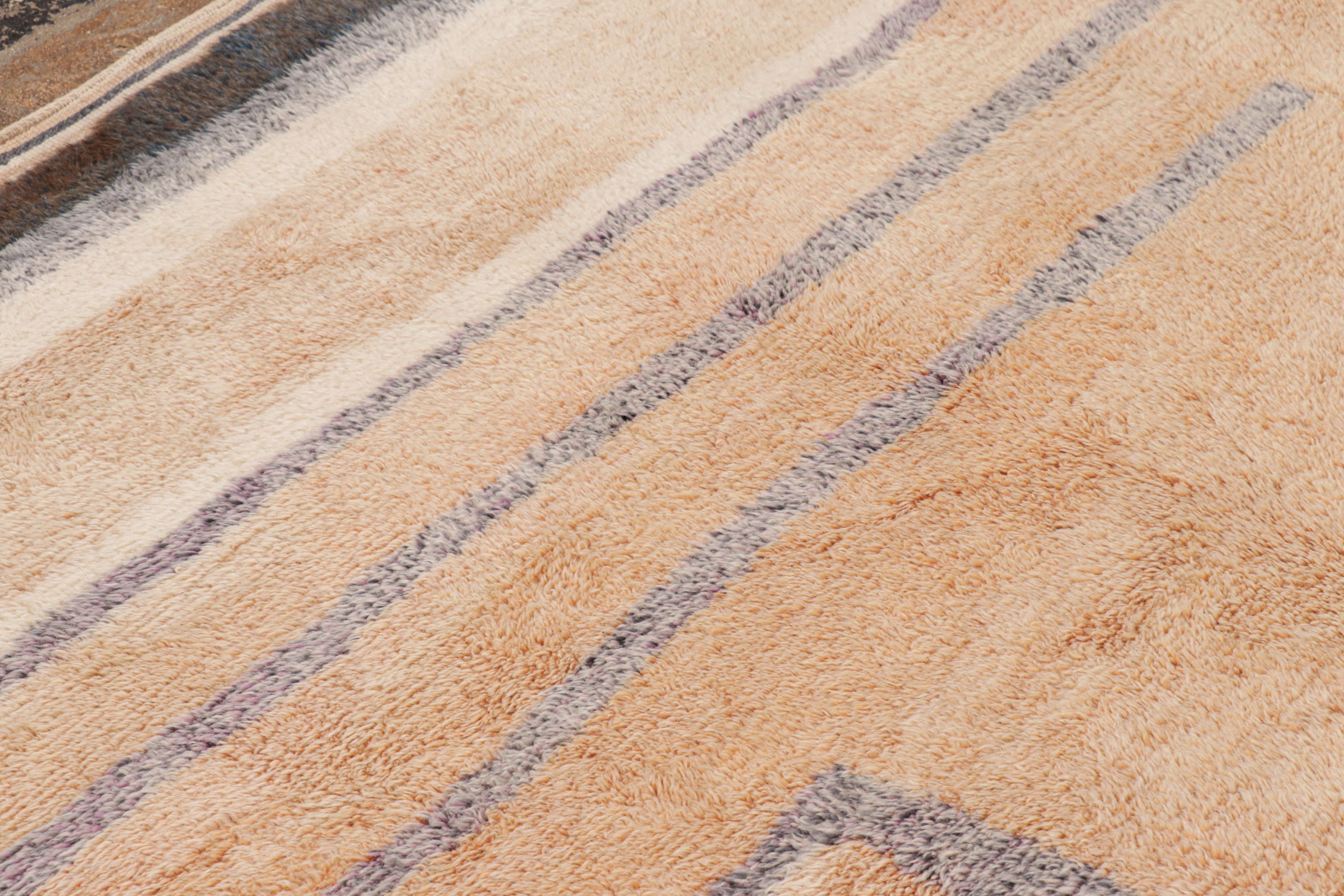 Marokkanischer Teppich von Rug & Kilim in Beige-Braun und Blau mit geometrischen Art-Déco-Mustern (Moderne) im Angebot