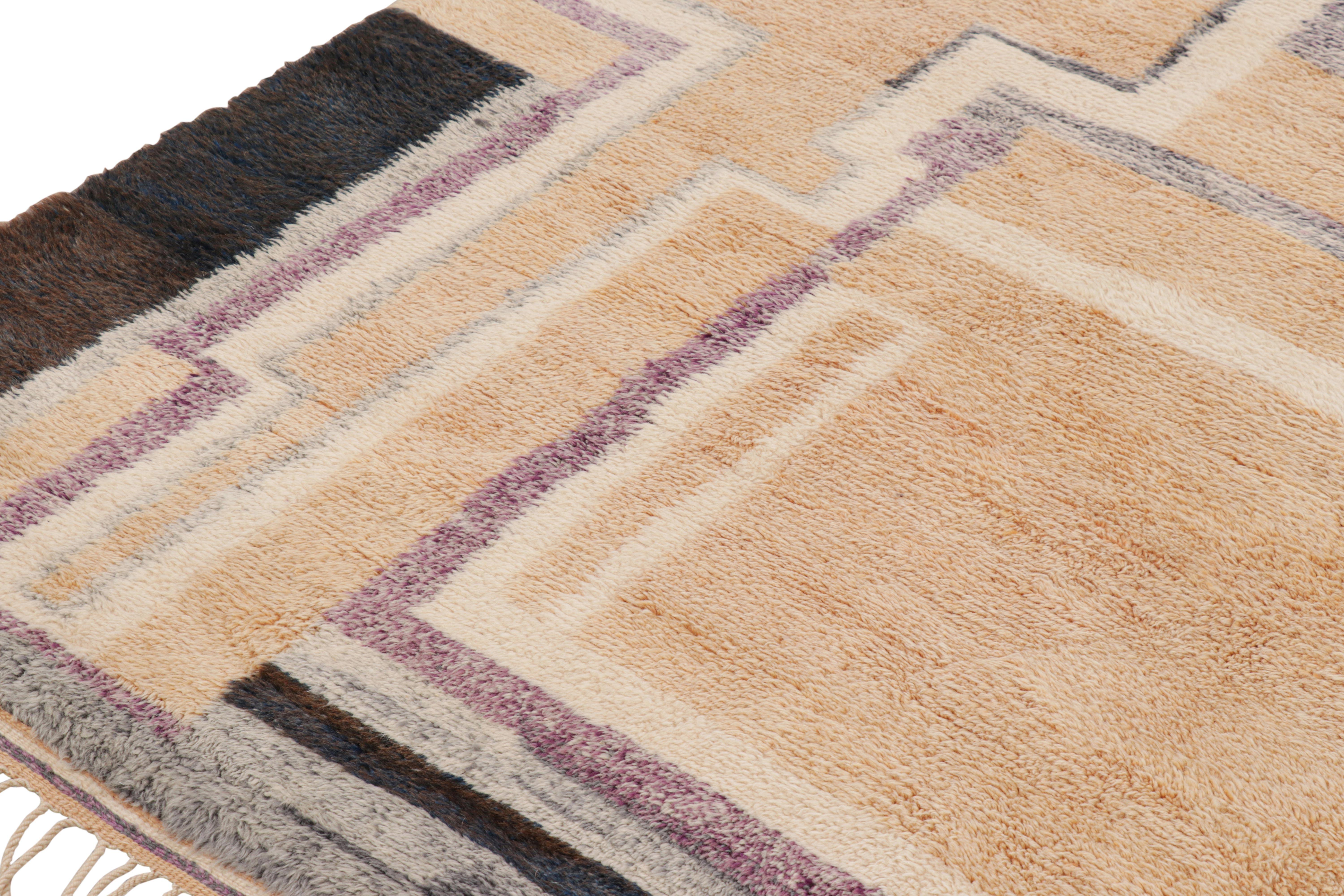Marokkanischer Teppich von Rug & Kilim in Beige-Braun und Blau mit geometrischen Art-Déco-Mustern (21. Jahrhundert und zeitgenössisch) im Angebot