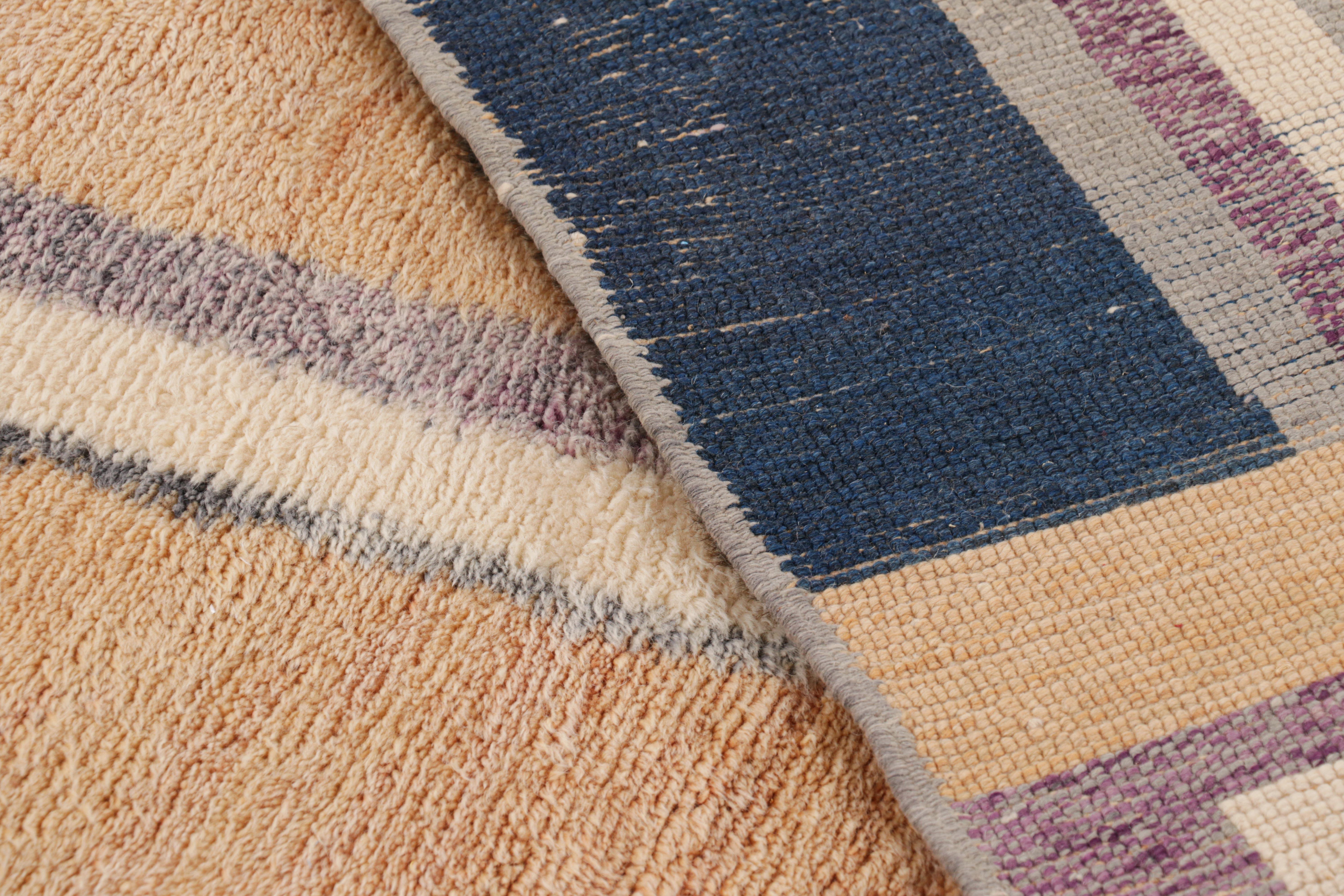 Marokkanischer Teppich von Rug & Kilim in Beige-Braun und Blau mit geometrischen Art-Déco-Mustern (Wolle) im Angebot