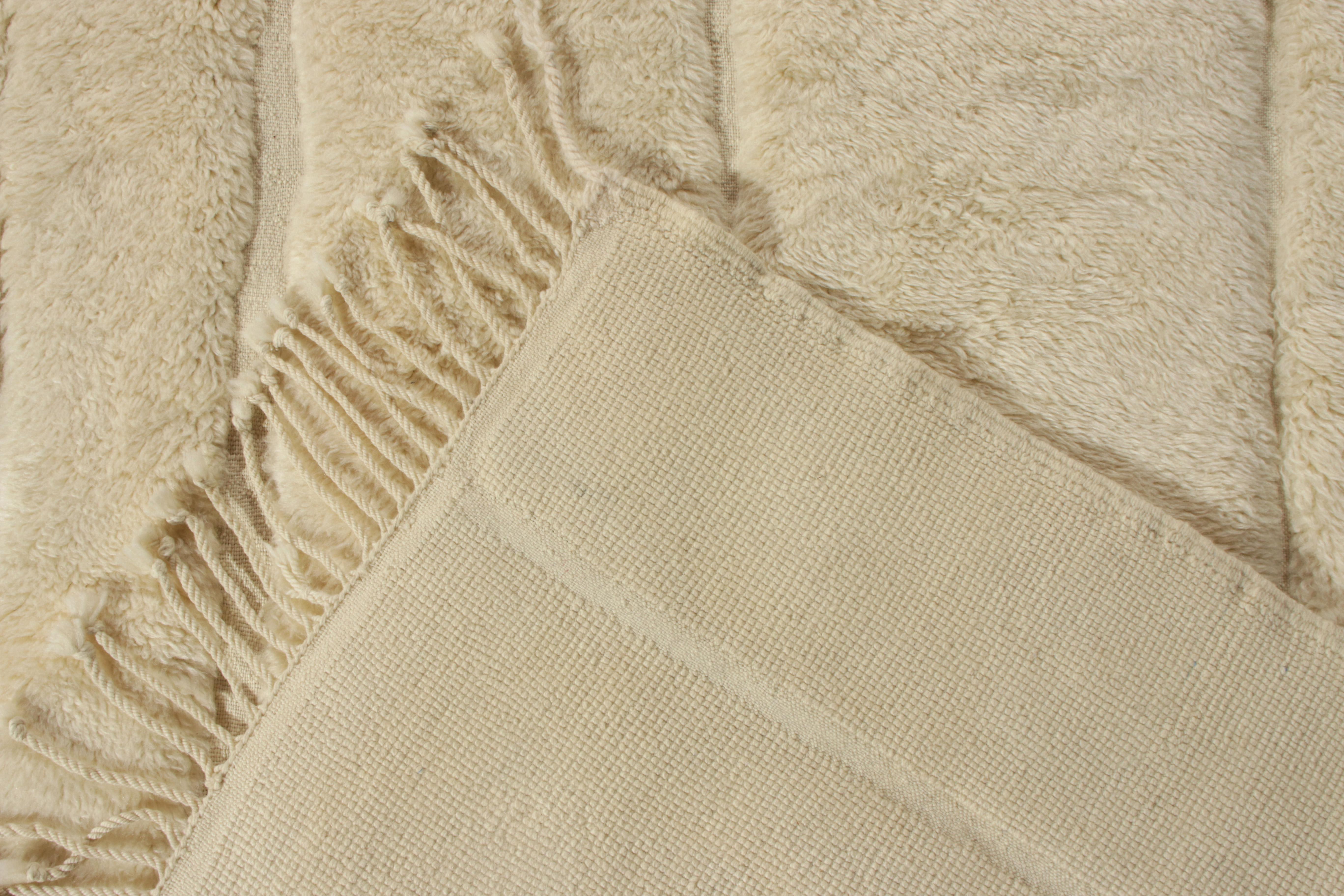 Marokkanischer Teppich von Rug & Kilim in Beige-Weiß mit geometrischem Hoch-Tief-Muster im Zustand „Neu“ im Angebot in Long Island City, NY