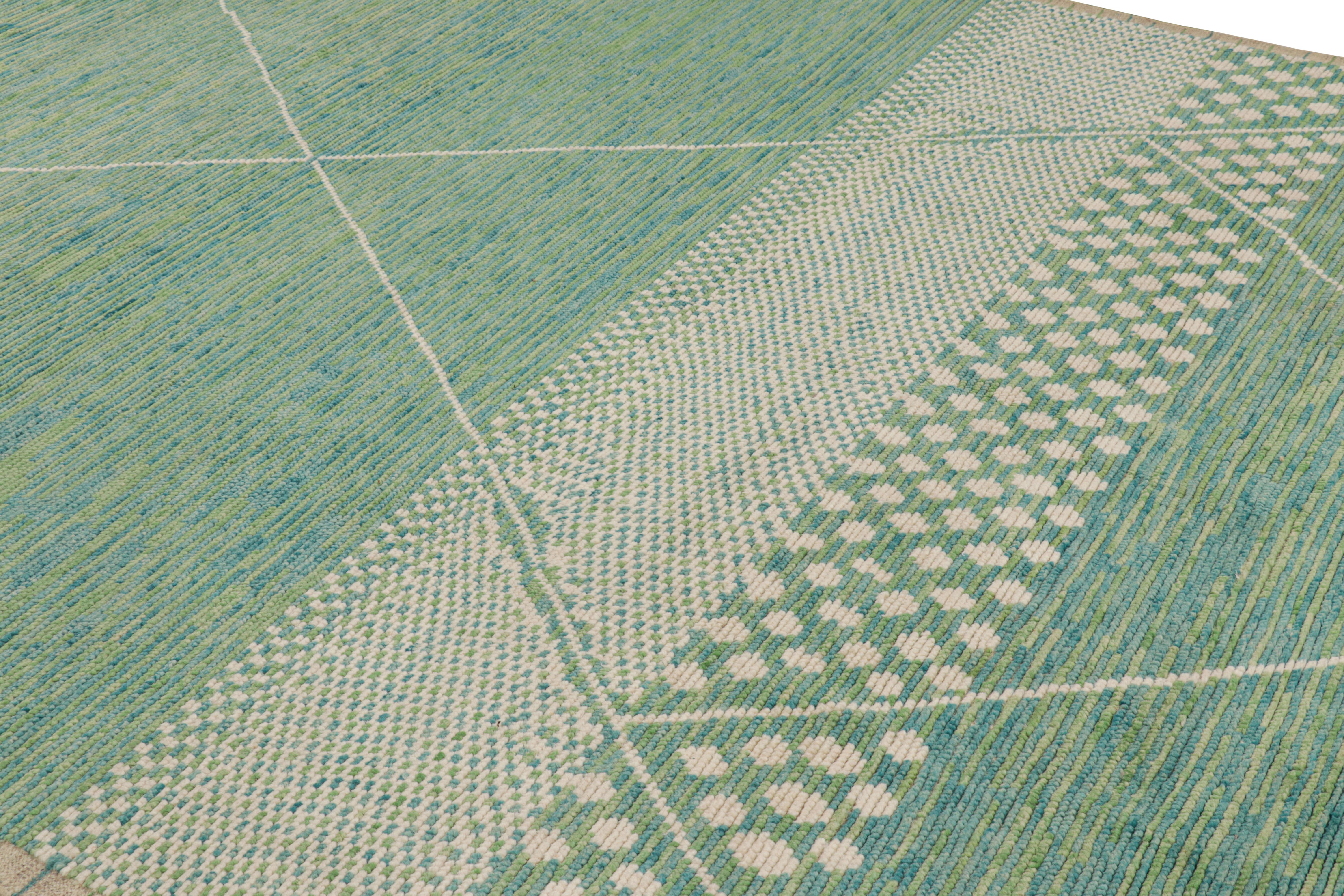 Dieser 8x10 große zeitgenössische Teppich von Rug & Kilim ist aus handgeknüpfter Wolle gefertigt und weist geometrische Muster auf, die von alten und antiken marokkanischen Teppichen mit primitivem Berberstamm-Sinn inspiriert sind.

Über das Design: