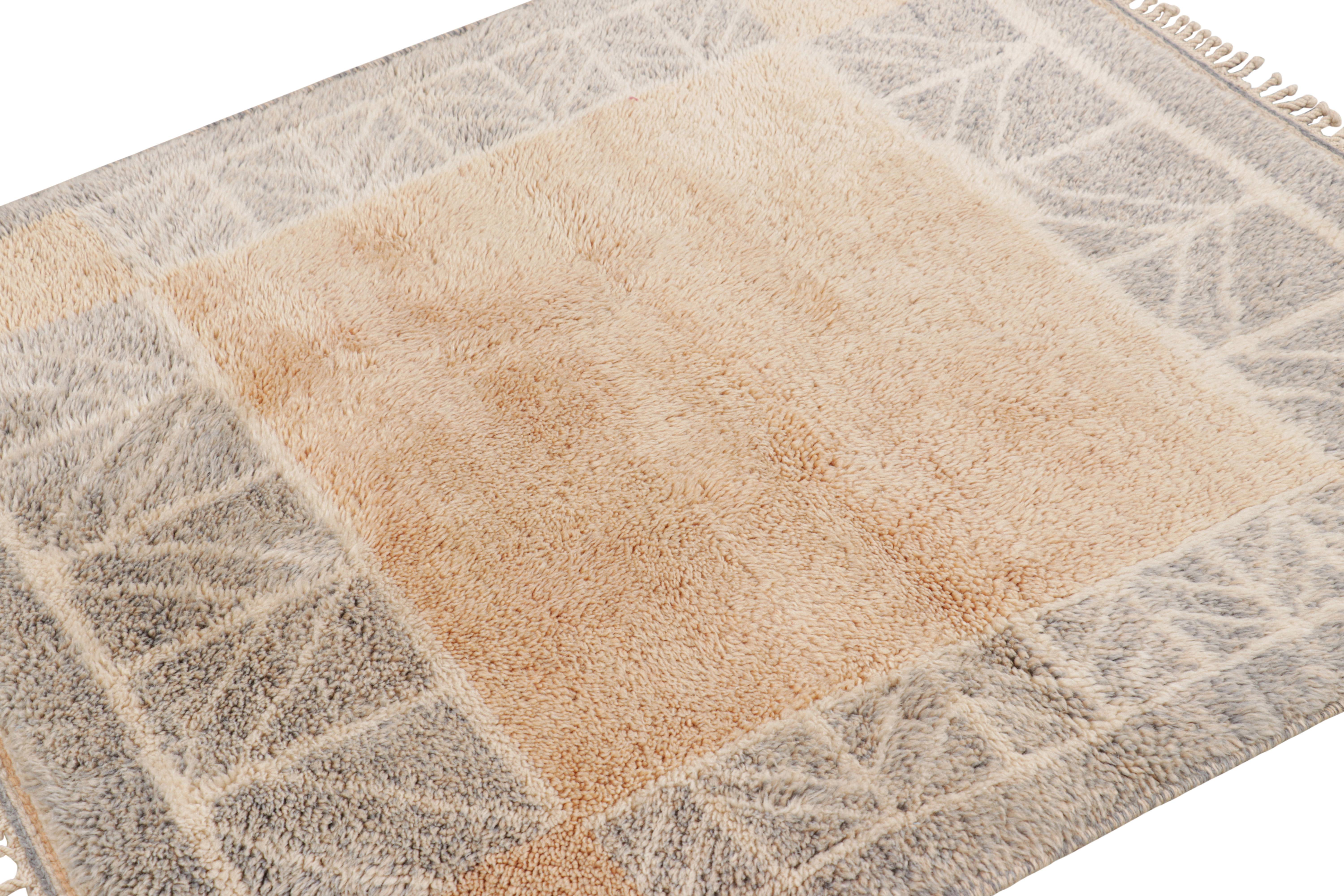 Realizzato in lana annodata a mano e proveniente dal Marocco, questo tappeto marocchino quadrato 3x4 di Rug & Kilim rappresenta una nuova ed entusiasmante linea di tappeti tribali contemporanei. Il suo design rappresenta alcuni dei più devoti