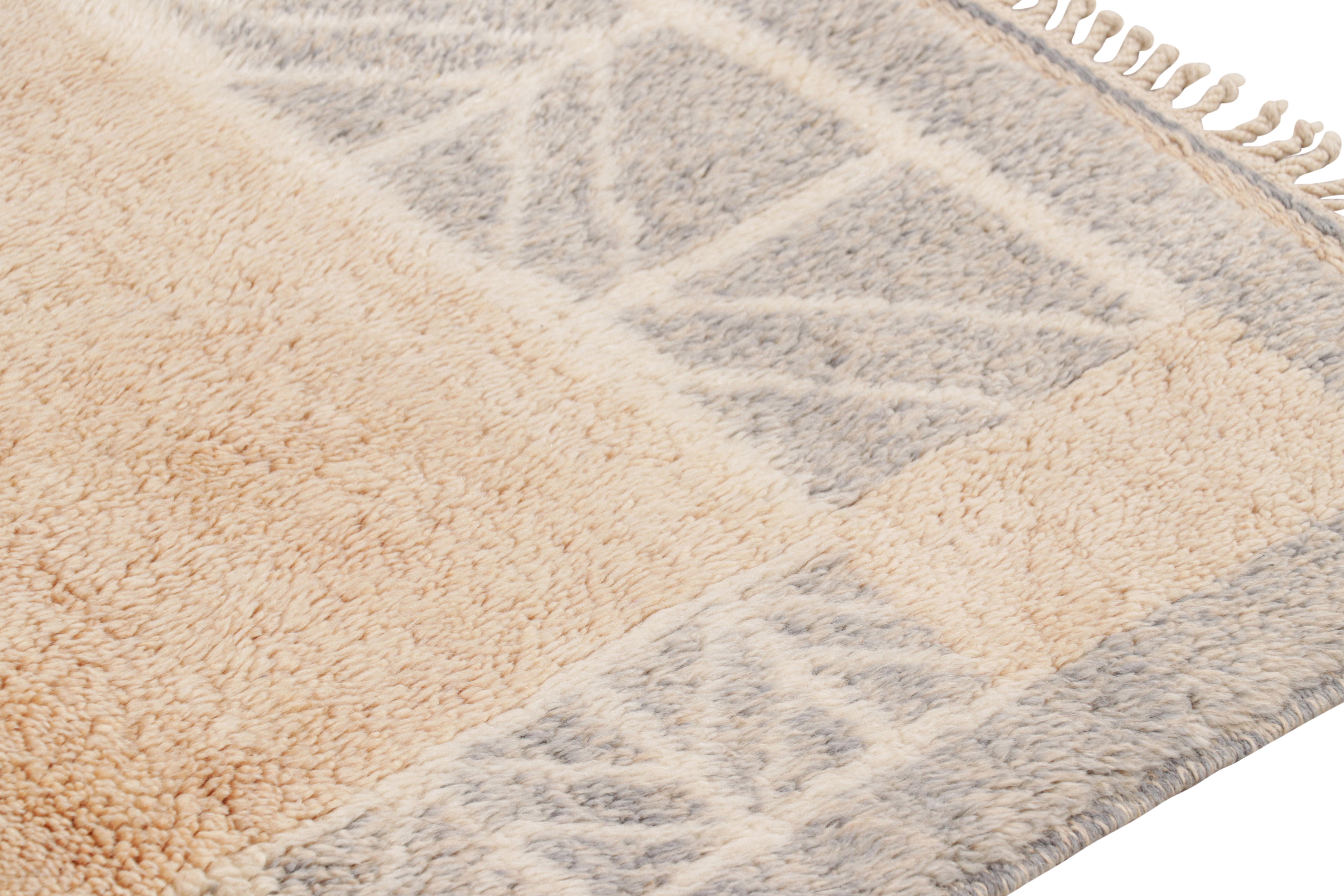 Moderno Tappeto marocchino Rug & Kilim con motivi geometrici Art Deco marrone e blu in vendita
