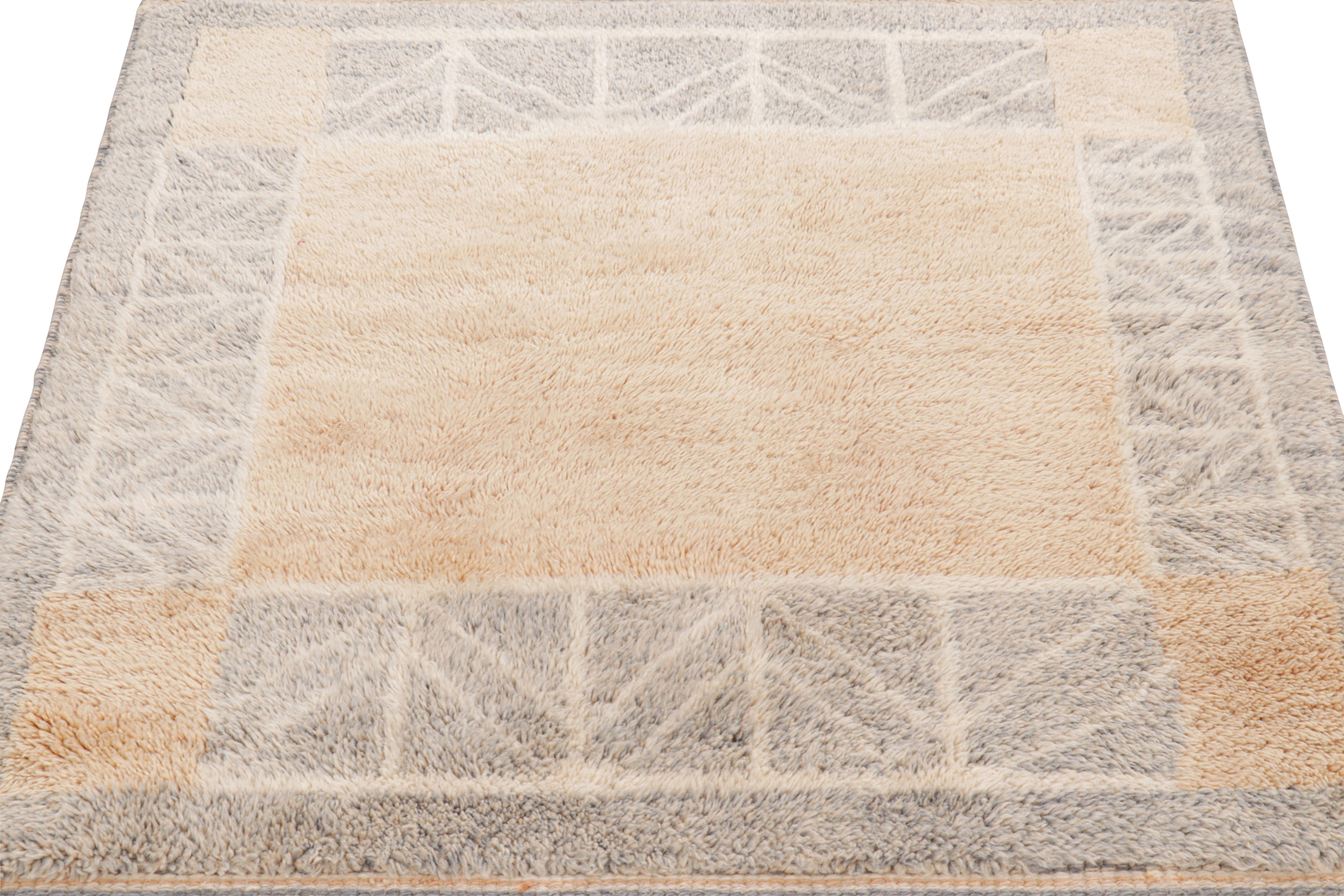 Marocchino Tappeto marocchino Rug & Kilim con motivi geometrici Art Deco marrone e blu in vendita