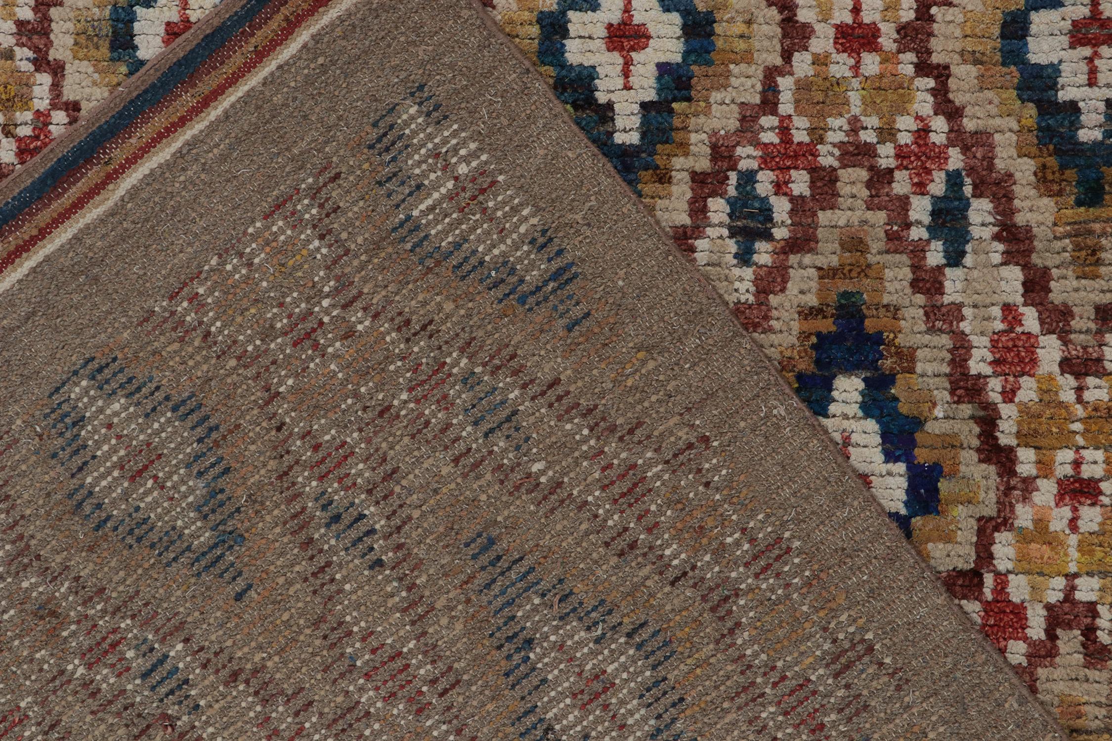 Laine Tapis marocain de Rug & Kilim à motifs de losanges bruns, rouges et bleus en vente