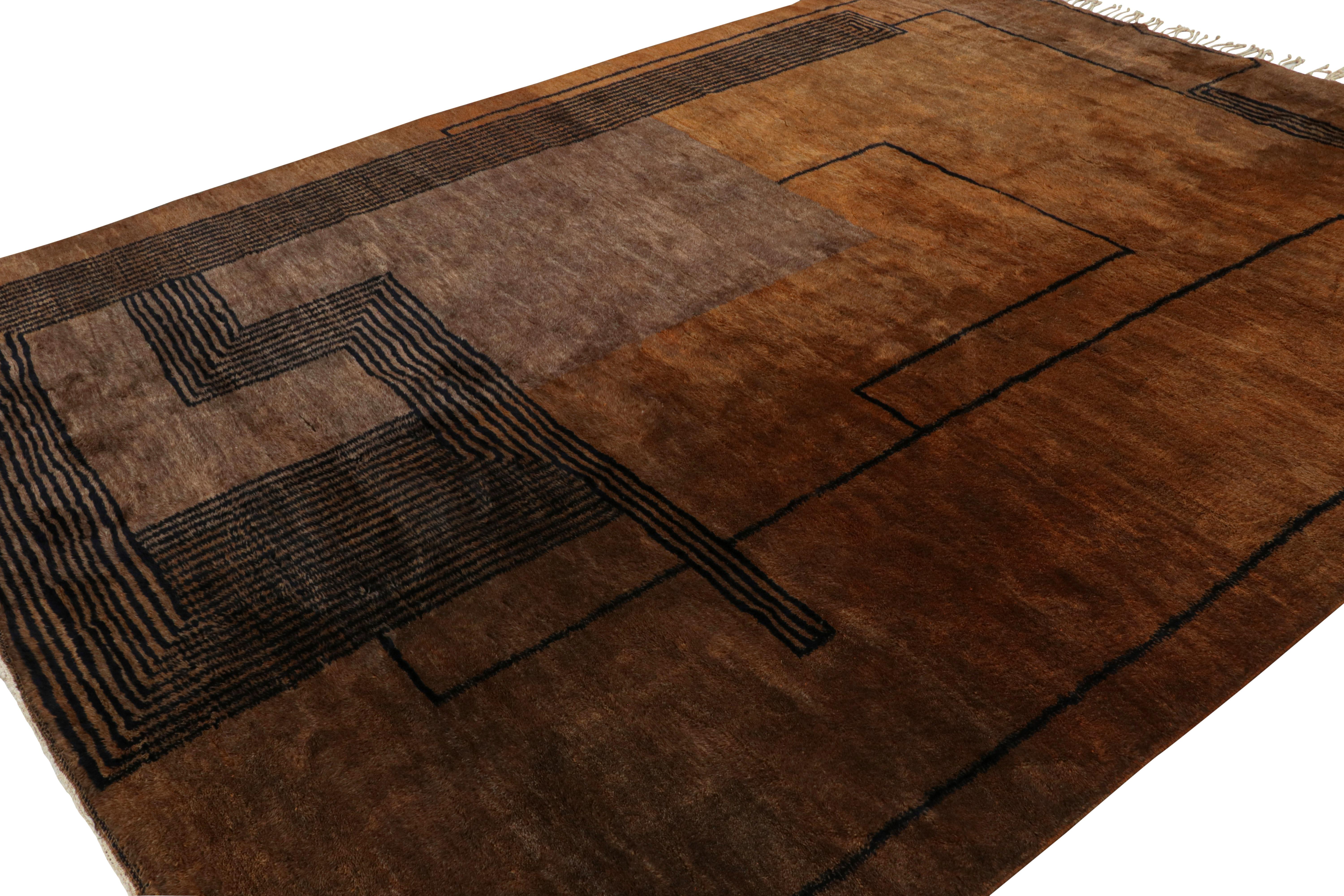 Dieser handgeknüpfte marokkanische Teppich 10x13 von Rug & Kilim repräsentiert eine aufregende neue Linie moderner Stammesteppiche. Sein Design spielt mit schwarzen geometrischen Mustern im Art-Déco-Stil in einer üppigen Hochflor-Textur -