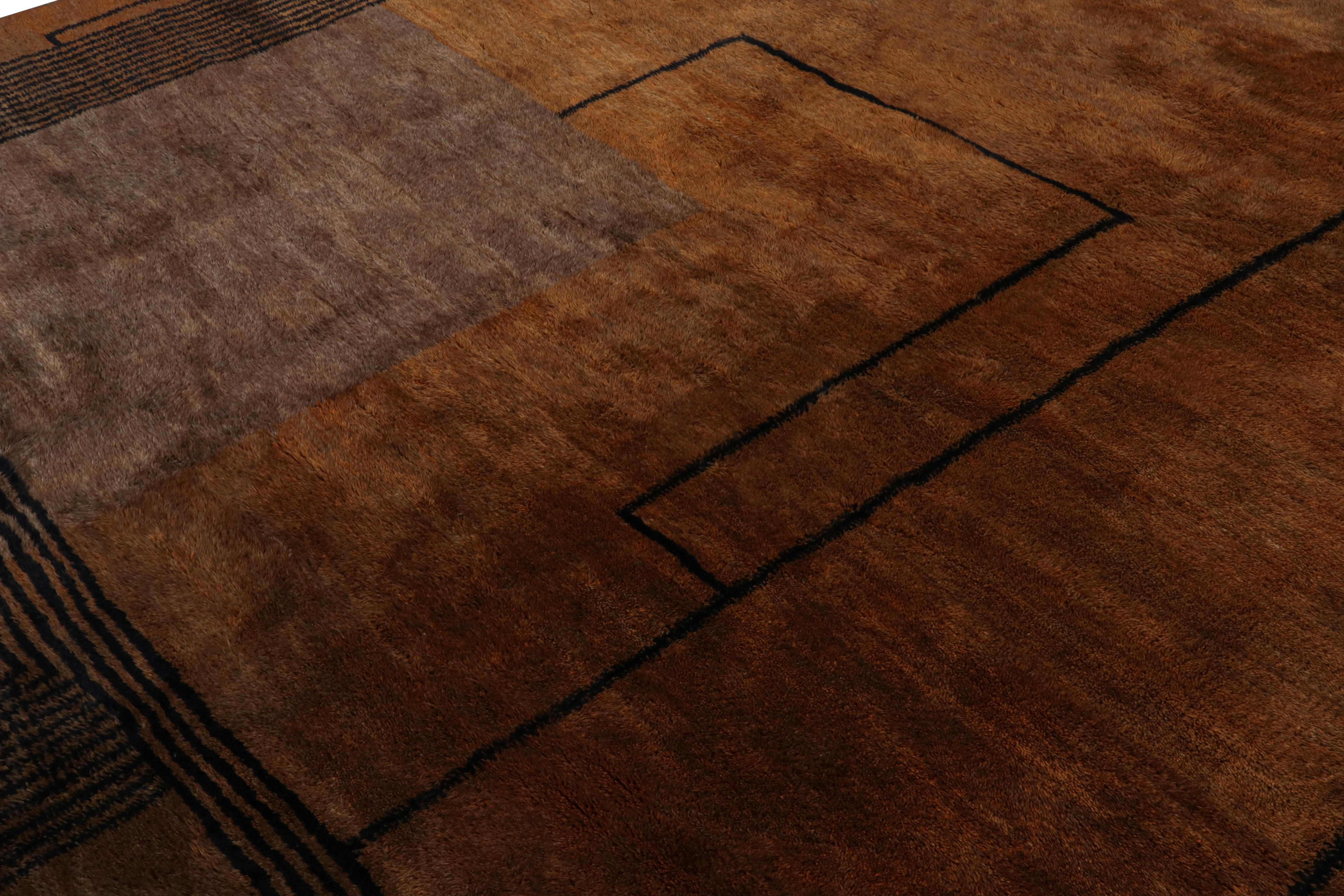 Marokkanischer Teppich von Rug & Kilim in Brown mit schwarzem geometrischem Muster im Art-Déco-Stil (Handgeknüpft) im Angebot