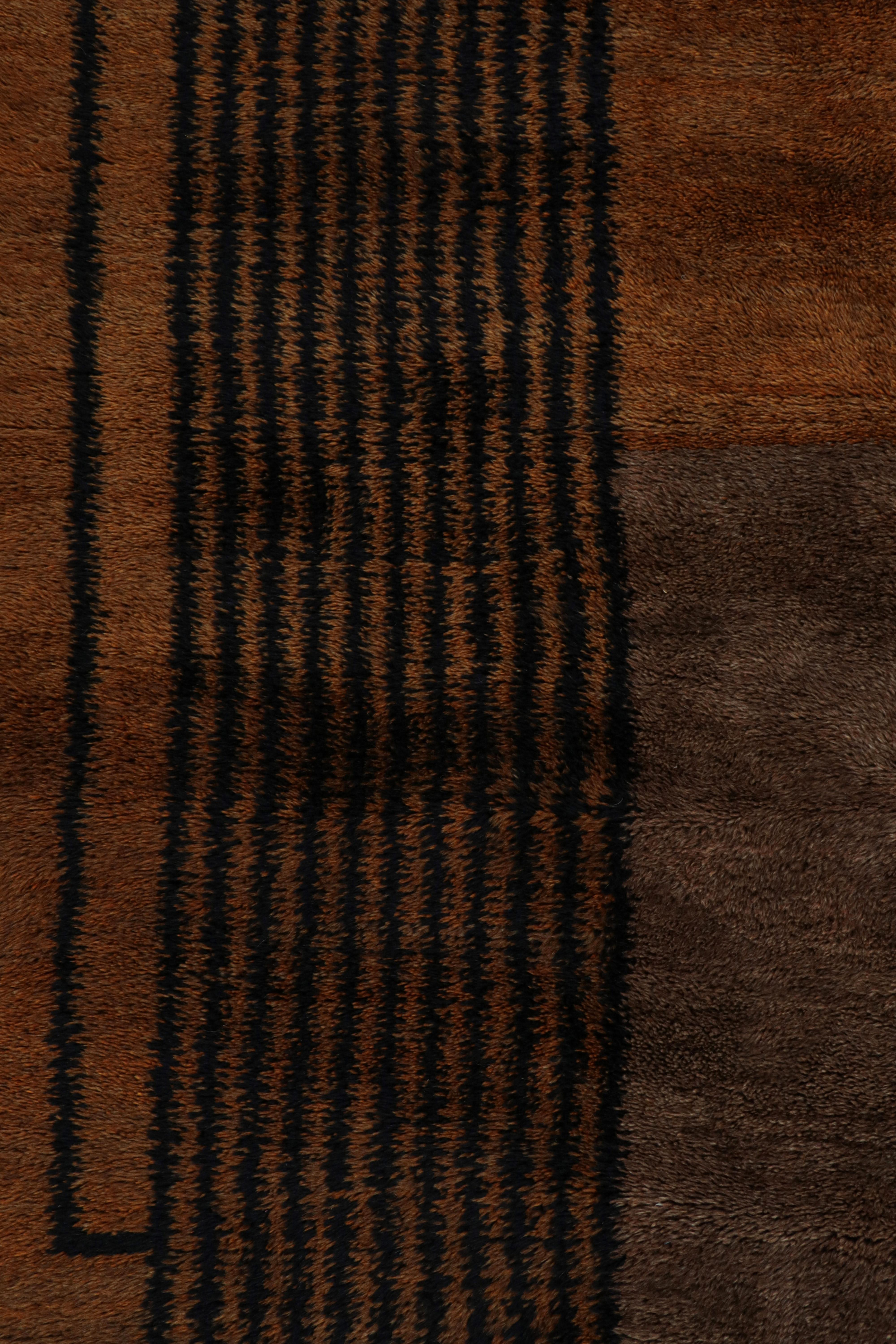 Marokkanischer Teppich von Rug & Kilim in Brown mit schwarzem geometrischem Muster im Art-Déco-Stil (21. Jahrhundert und zeitgenössisch) im Angebot