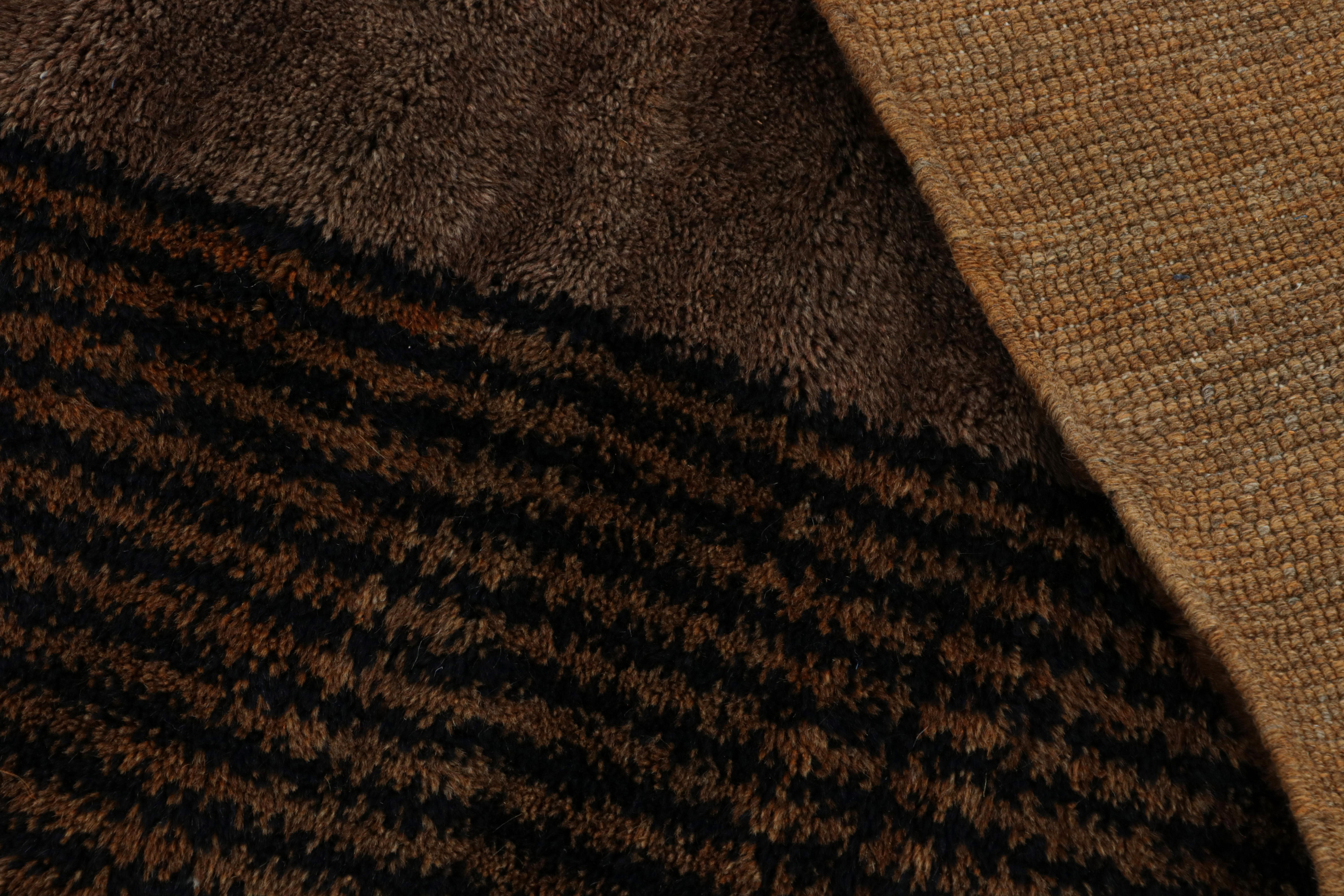 Marokkanischer Teppich von Rug & Kilim in Brown mit schwarzem geometrischem Muster im Art-Déco-Stil (Wolle) im Angebot