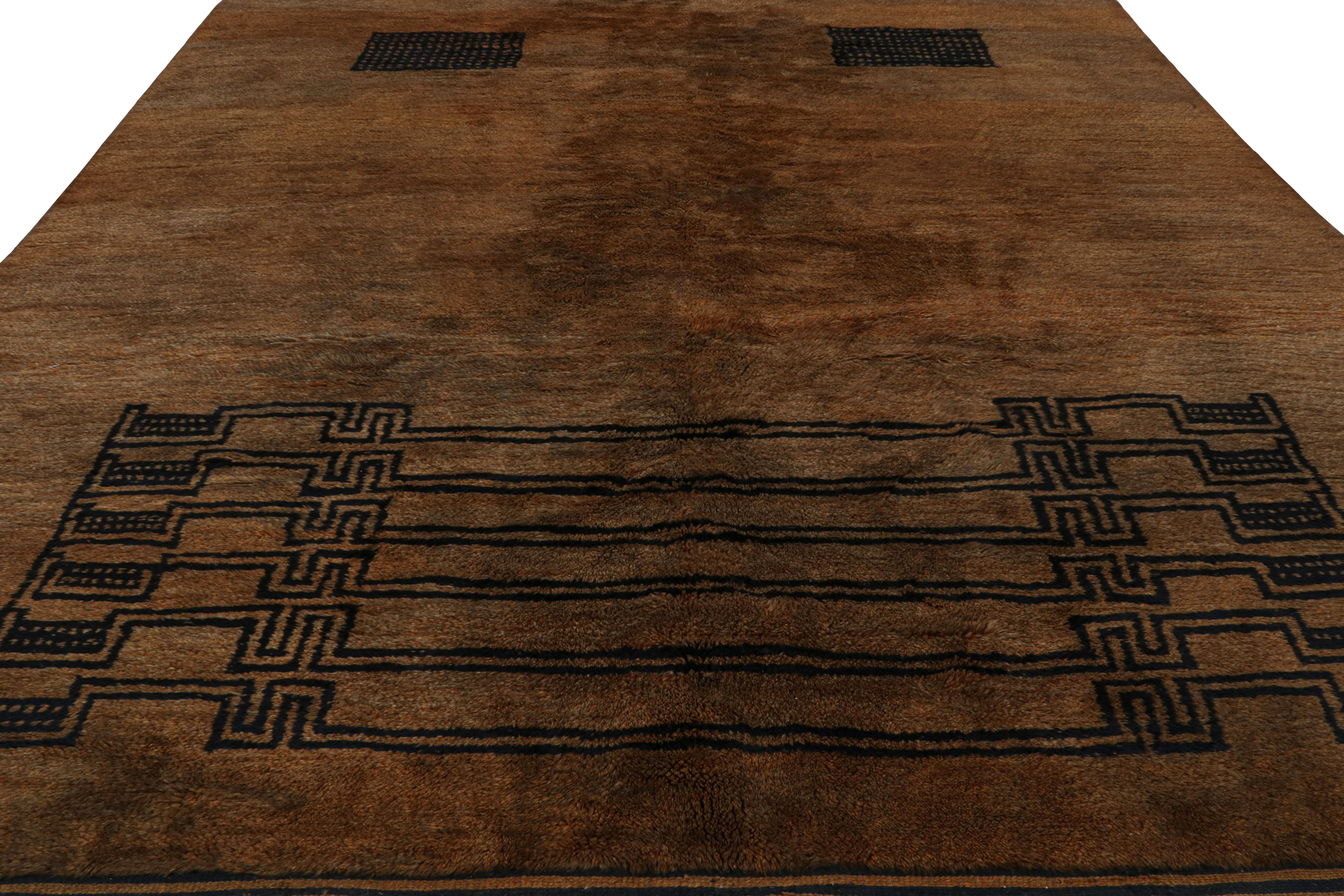 Marokkanischer Teppich von Rug & Kilim in Brown mit schwarzen geometrischen Mustern (Moderne) im Angebot