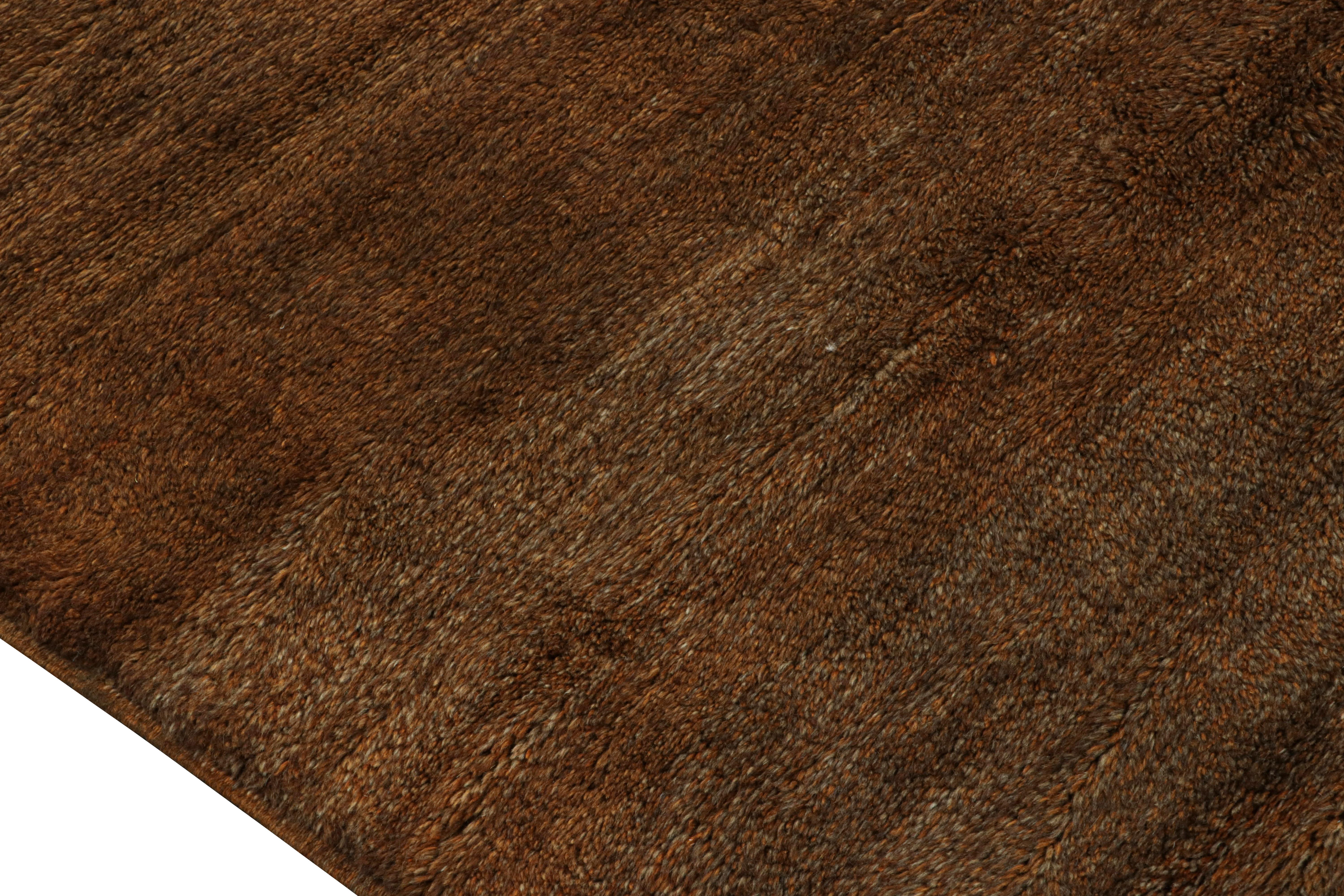 Noué à la main Rug & Kilim's Moroccan Rug in Brown with Black Geometric Patterns (tapis marocain en brun avec des motifs géométriques noirs) en vente