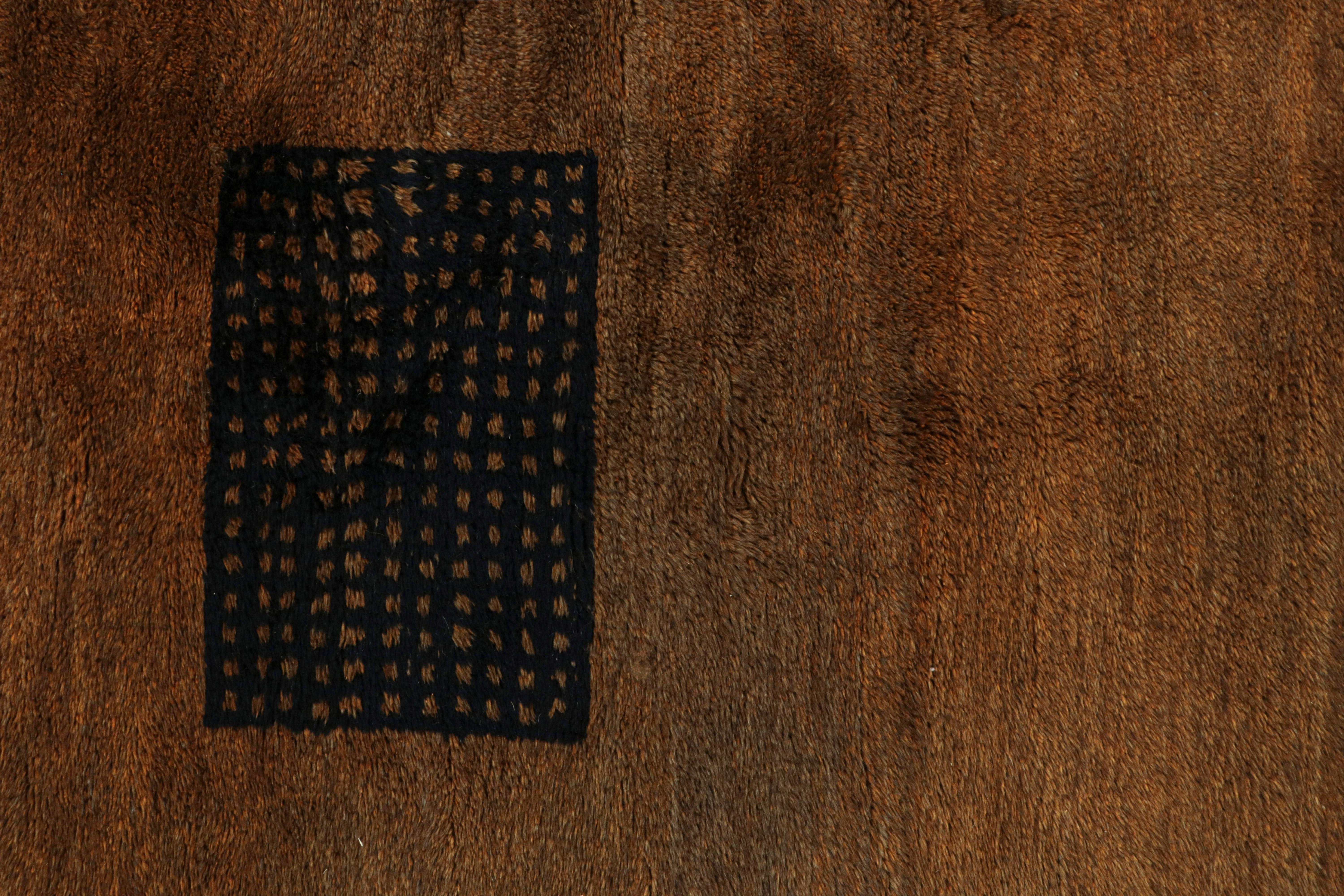 Marokkanischer Teppich von Rug & Kilim in Brown mit schwarzen geometrischen Mustern (21. Jahrhundert und zeitgenössisch) im Angebot