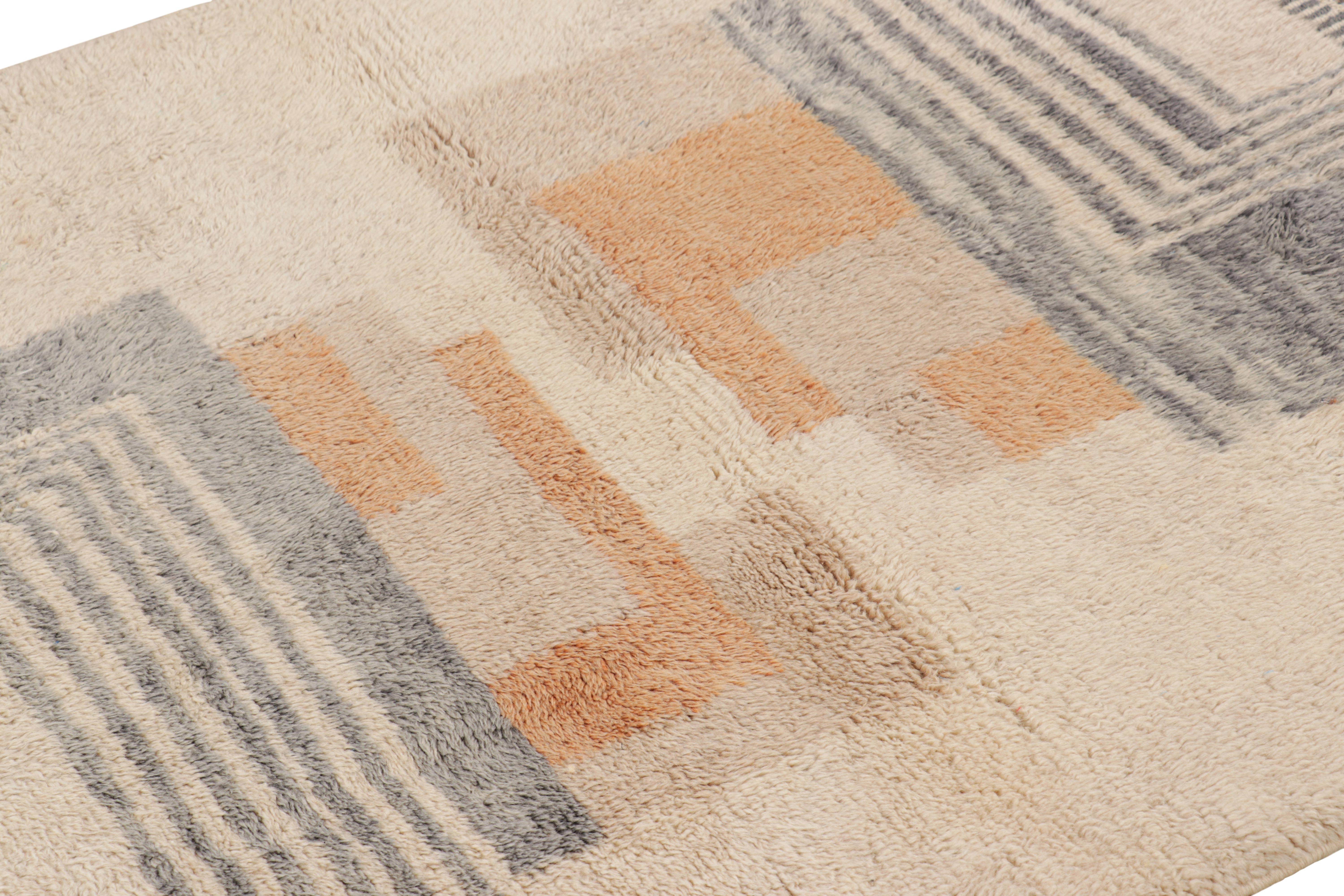 Fabriqué en laine nouée à la main et originaire du Maroc, ce tapis marocain 4x5 de Rug & Kilim représente une nouvelle ligne passionnante de tapis tribaux contemporains. Son design représente certains des tisserands nomades les plus dévoués du Maroc