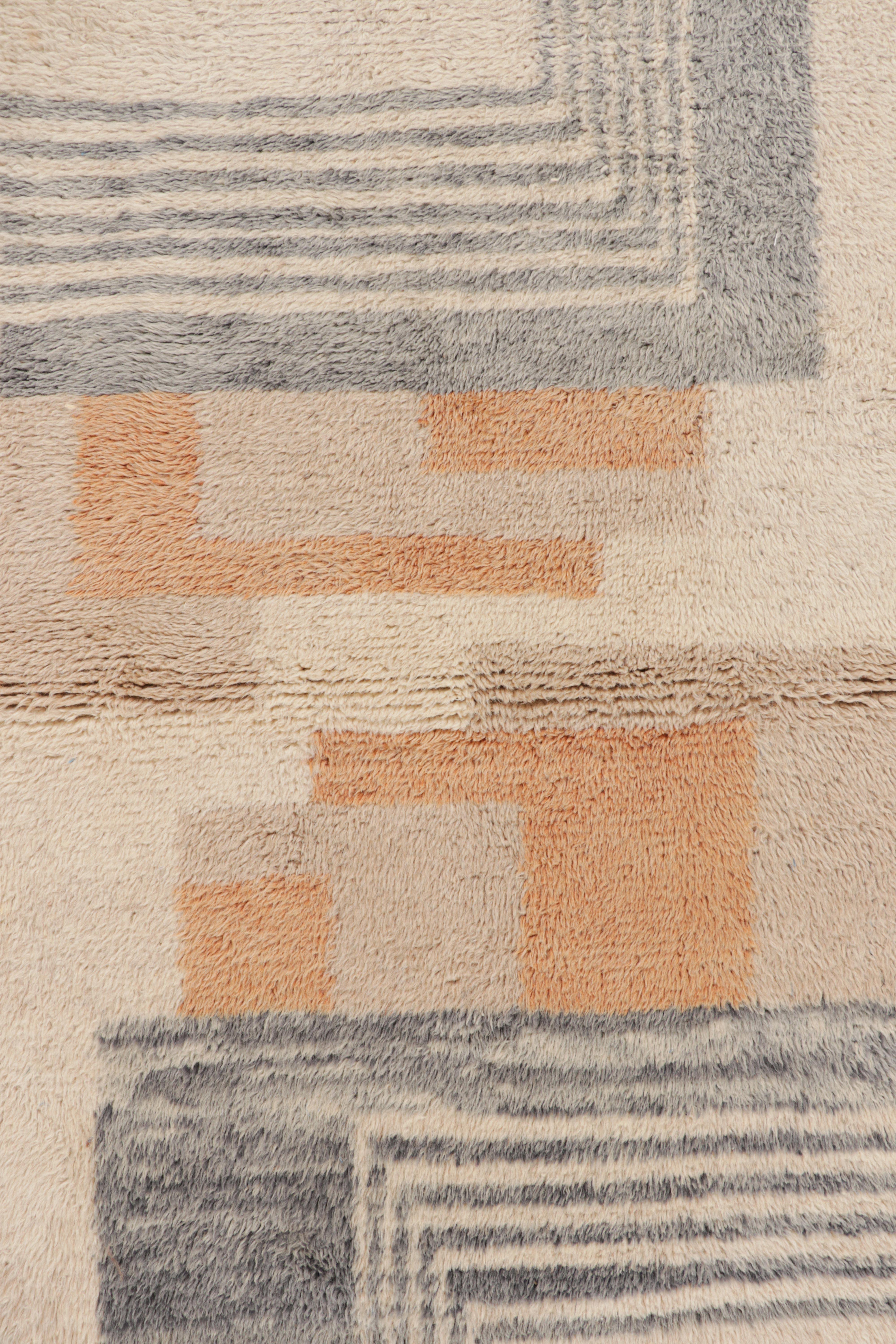 Moderno Tappeto marocchino Rug & Kilim in bianco crema con motivi geometrici in stile Art Deco in vendita