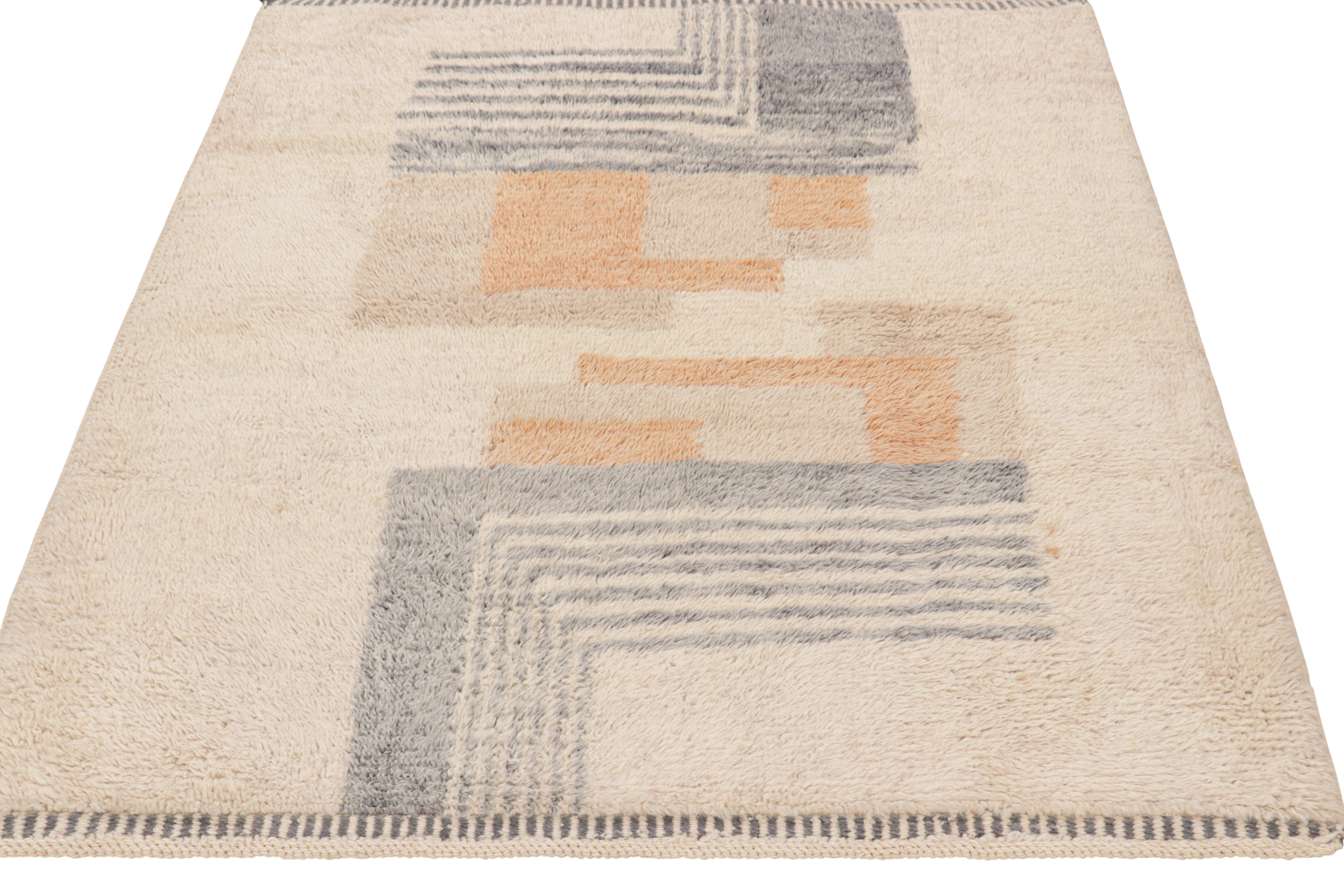 Marocchino Tappeto marocchino Rug & Kilim in bianco crema con motivi geometrici in stile Art Deco in vendita