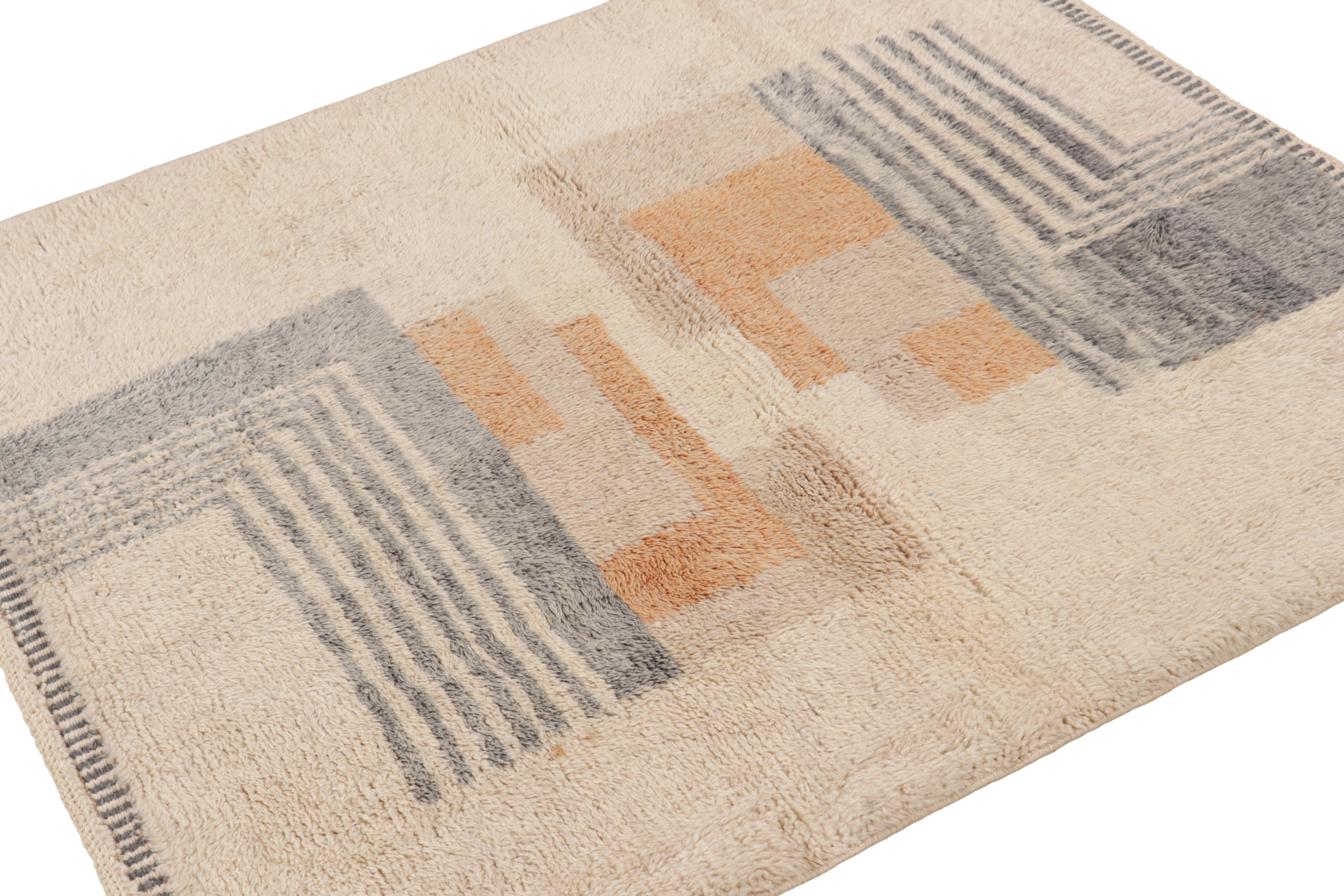 Noué à la main Rug & Kilim's Moroccan Rug in Cream White with Art Deco Style Geometric Patterns (Tapis marocain en blanc crème avec des motifs géométriques de style Art déco) en vente