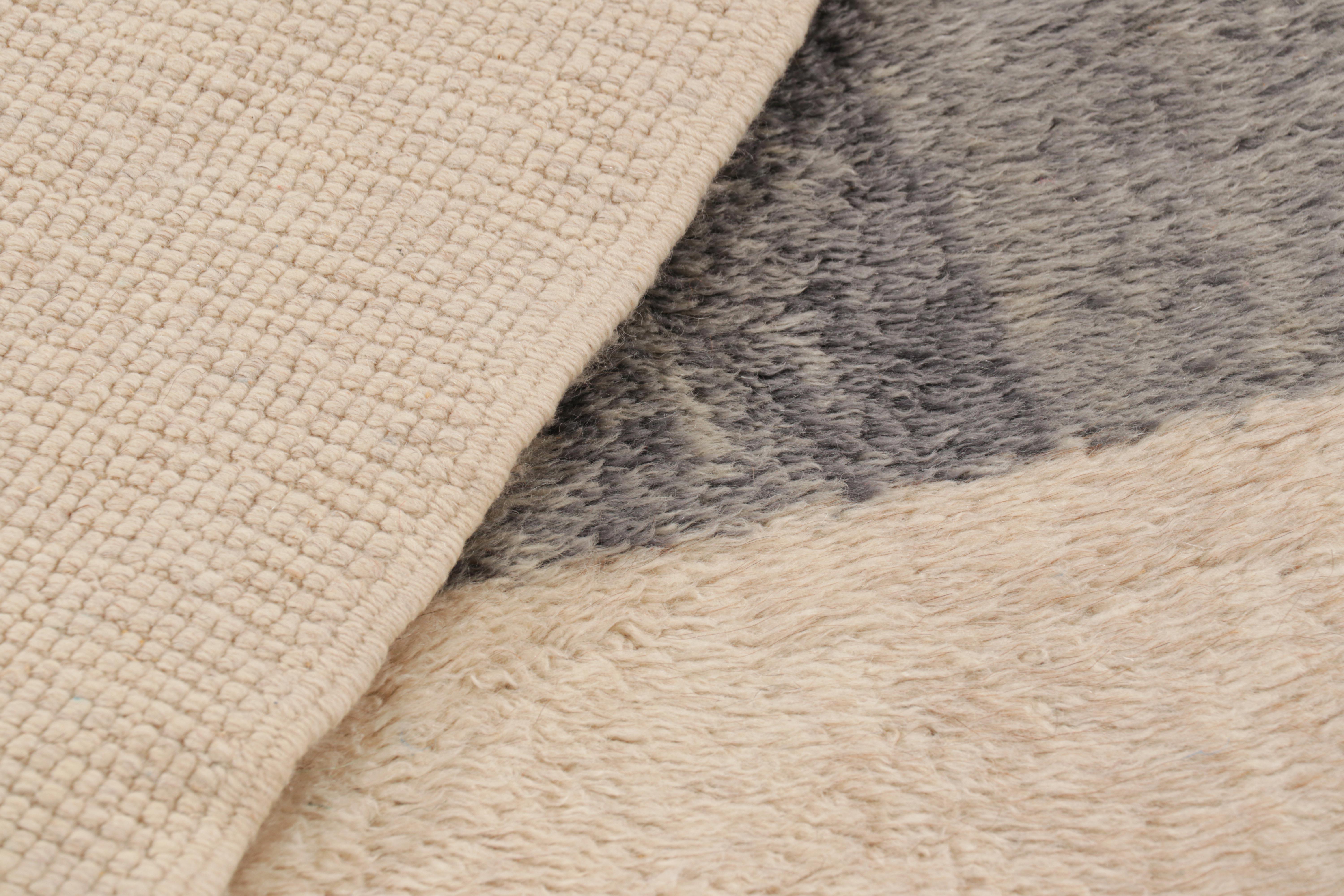XXIe siècle et contemporain Rug & Kilim's Moroccan Rug in Cream White with Art Deco Style Geometric Patterns (Tapis marocain en blanc crème avec des motifs géométriques de style Art déco) en vente