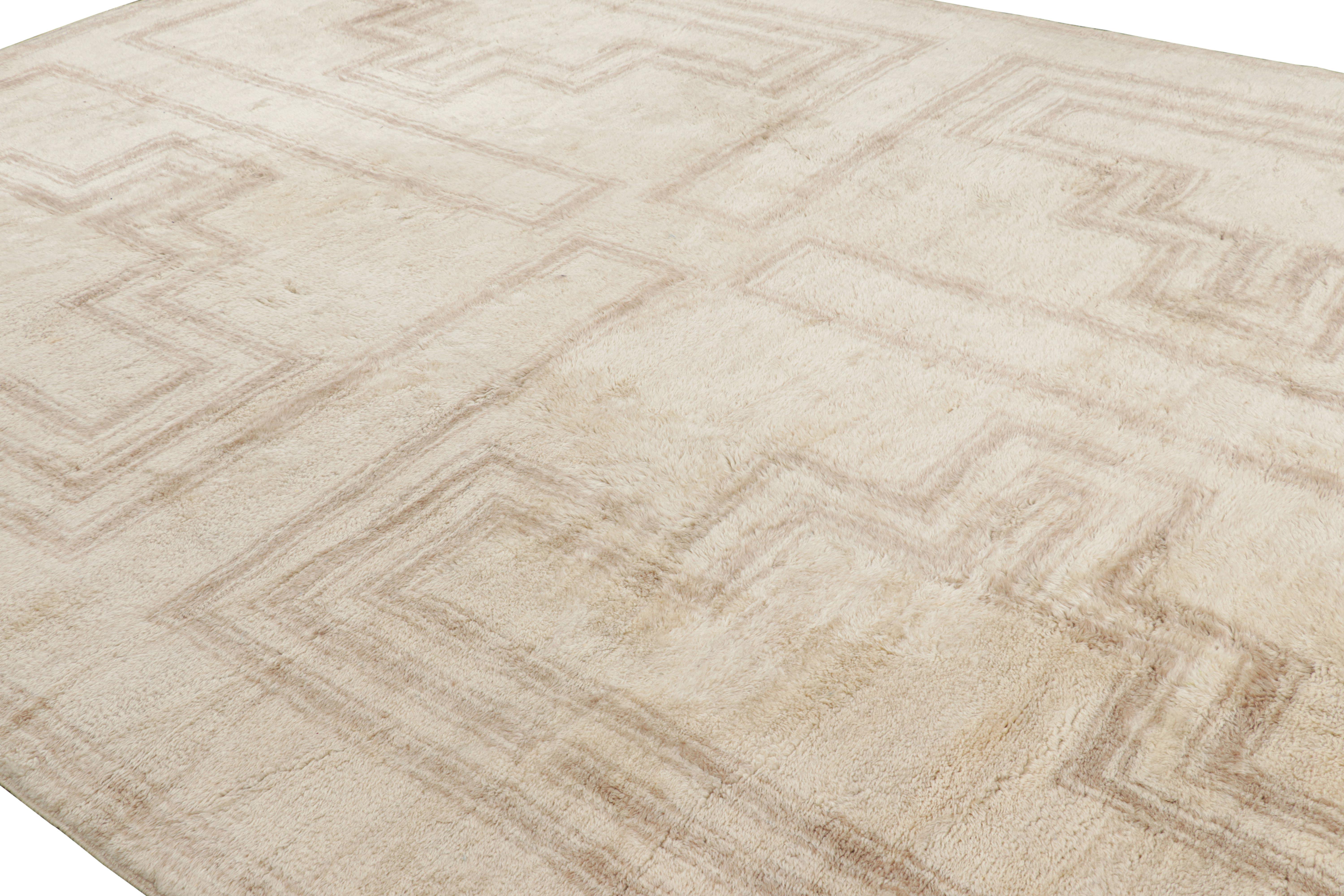 Annodato a mano in lana, questo tappeto marocchino 11x15 è un'entusiasmante novità della speciale collezione di Rug & Kilim, realizzata da tessitori tribali contemporanei provenienti dalle comunità rurali del Medio Atlante. 

Sul design: 

Gli