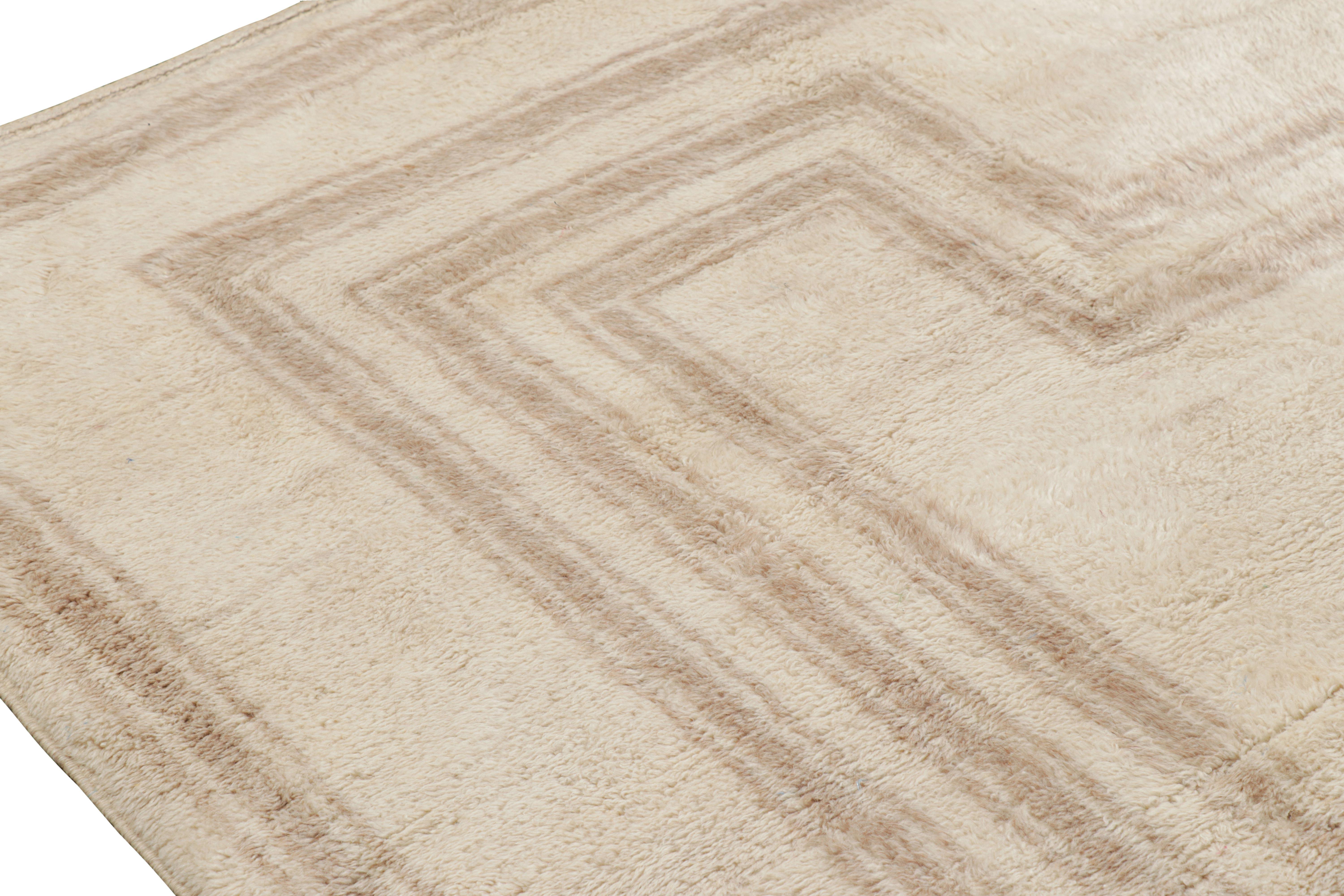 Moderno Tappeto marocchino Rug & Kilim in bianco crema con motivi geometrici beige in vendita
