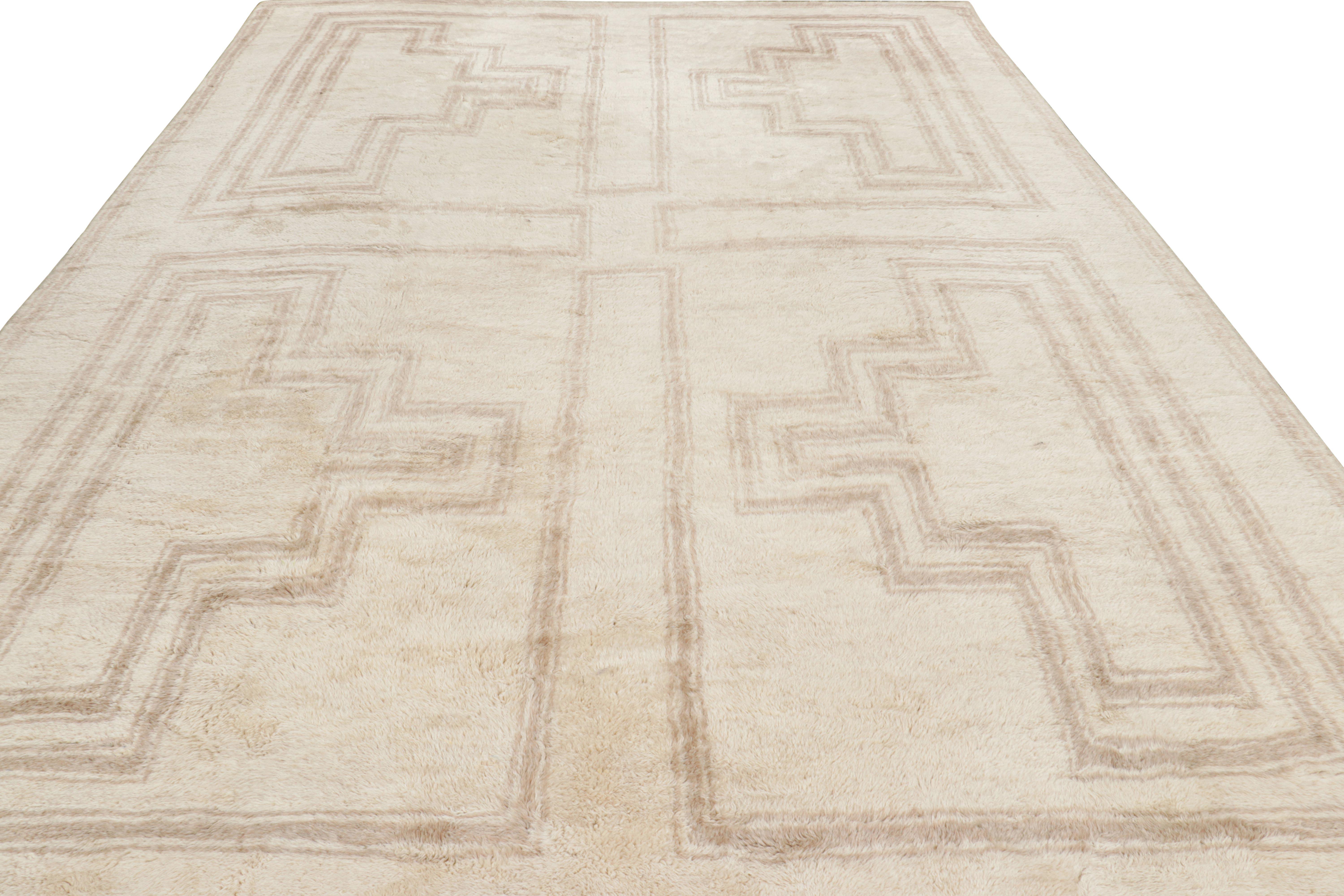 Marocchino Tappeto marocchino Rug & Kilim in bianco crema con motivi geometrici beige in vendita