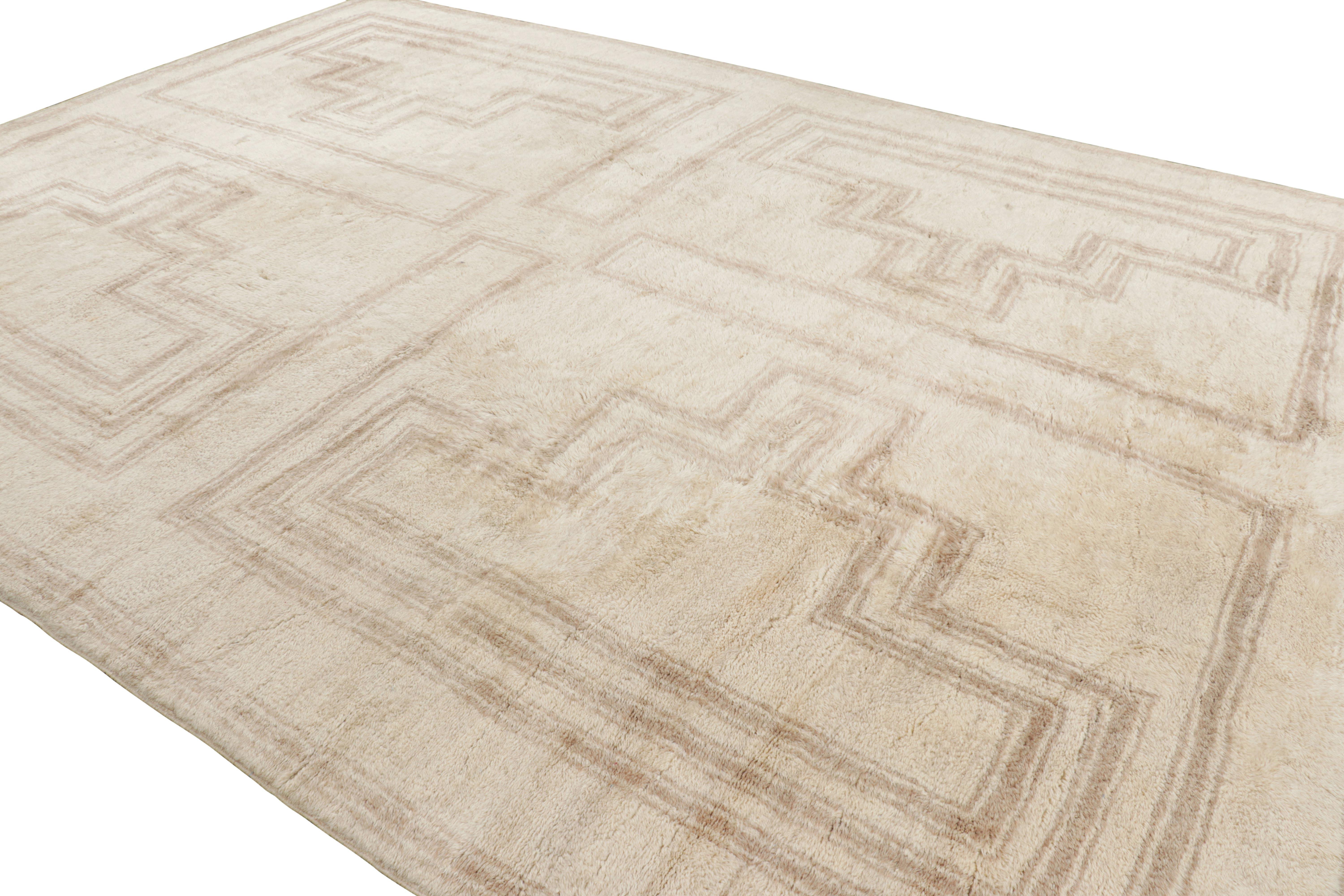 Annodato a mano Tappeto marocchino Rug & Kilim in bianco crema con motivi geometrici beige in vendita