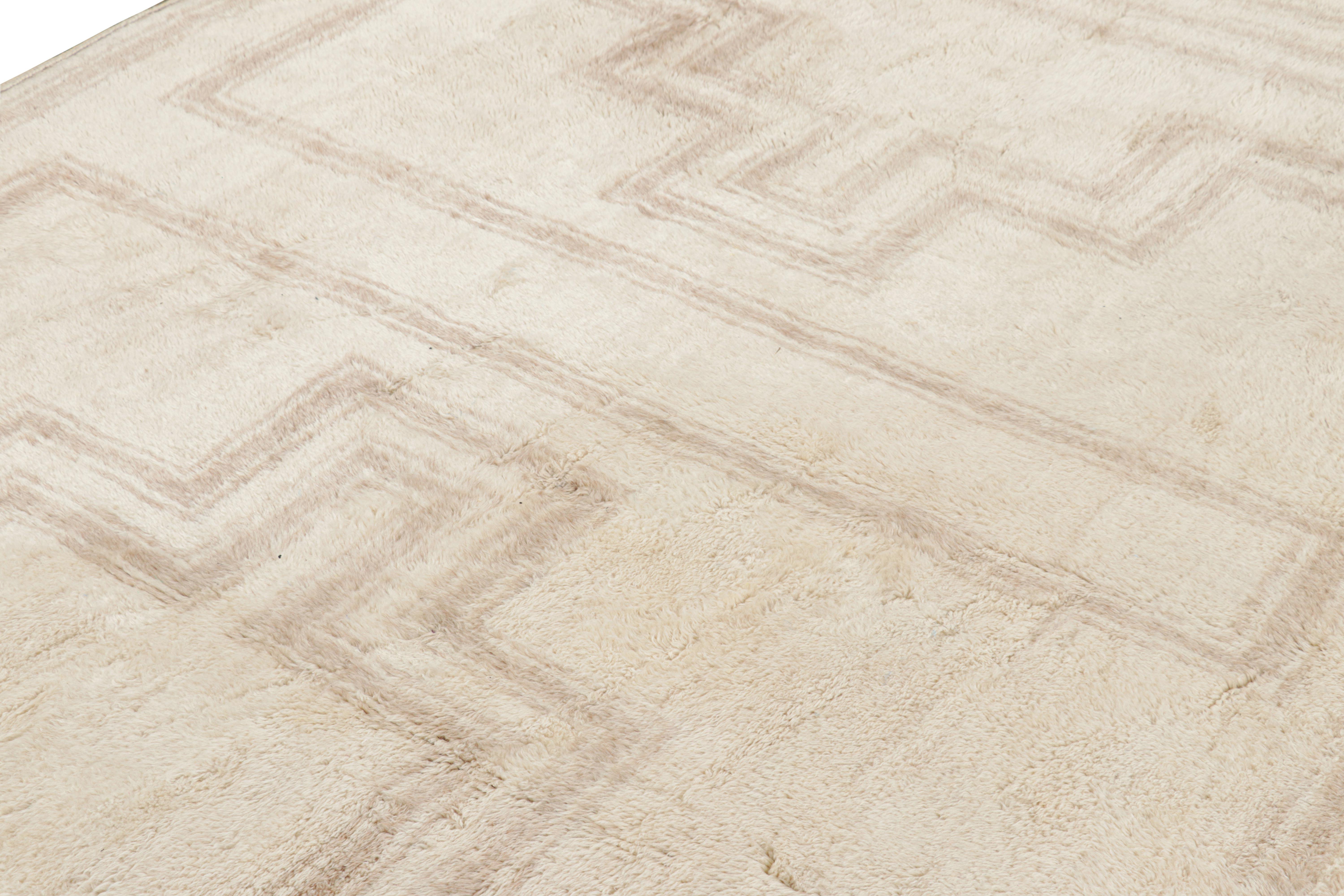 Alfombra marroquí Rug & Kilim en blanco crema con motivos geométricos beige en Nuevo estado para la venta en Long Island City, NY