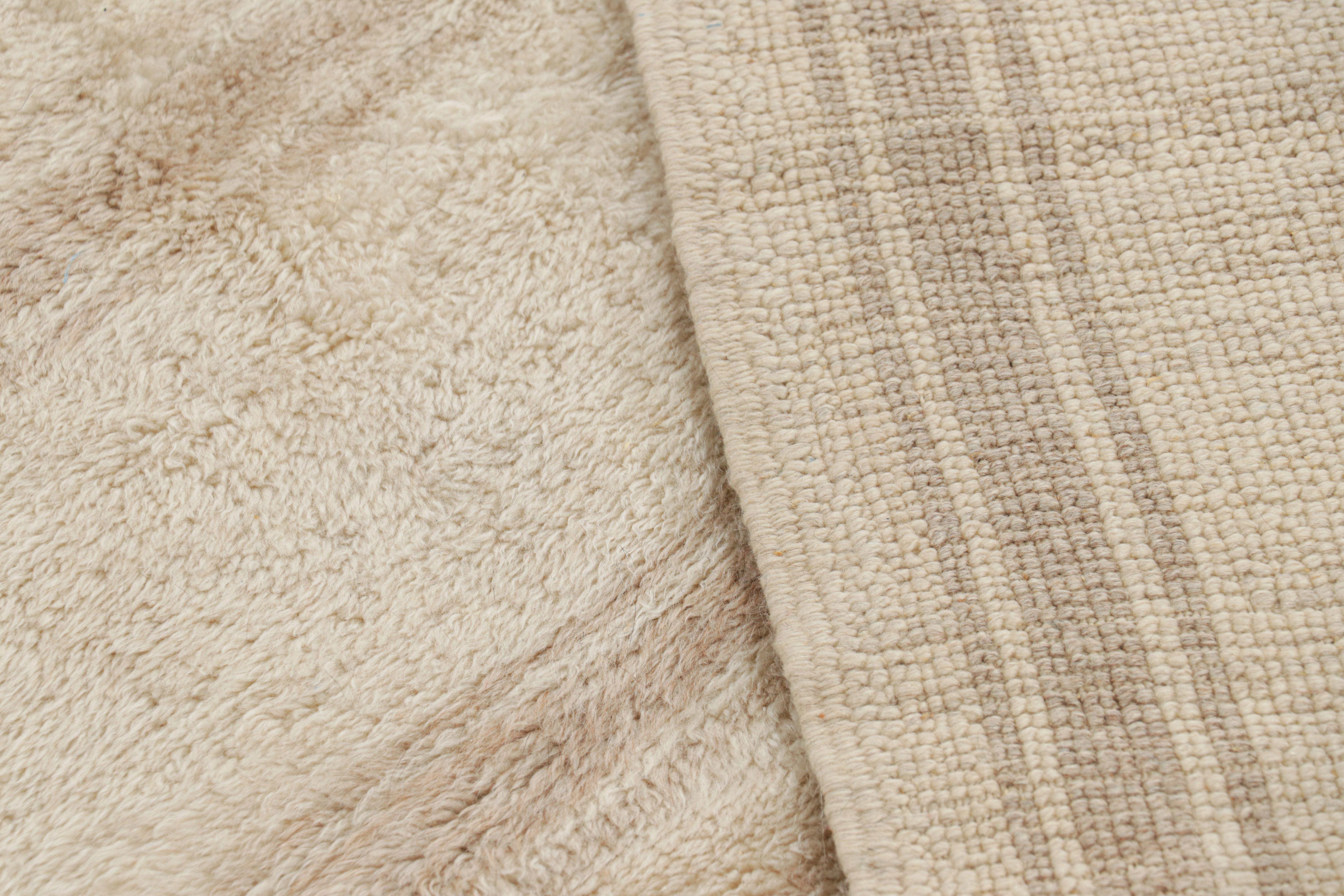 Alfombra marroquí Rug & Kilim en blanco crema con motivos geométricos beige Siglo XXI y contemporáneo en venta
