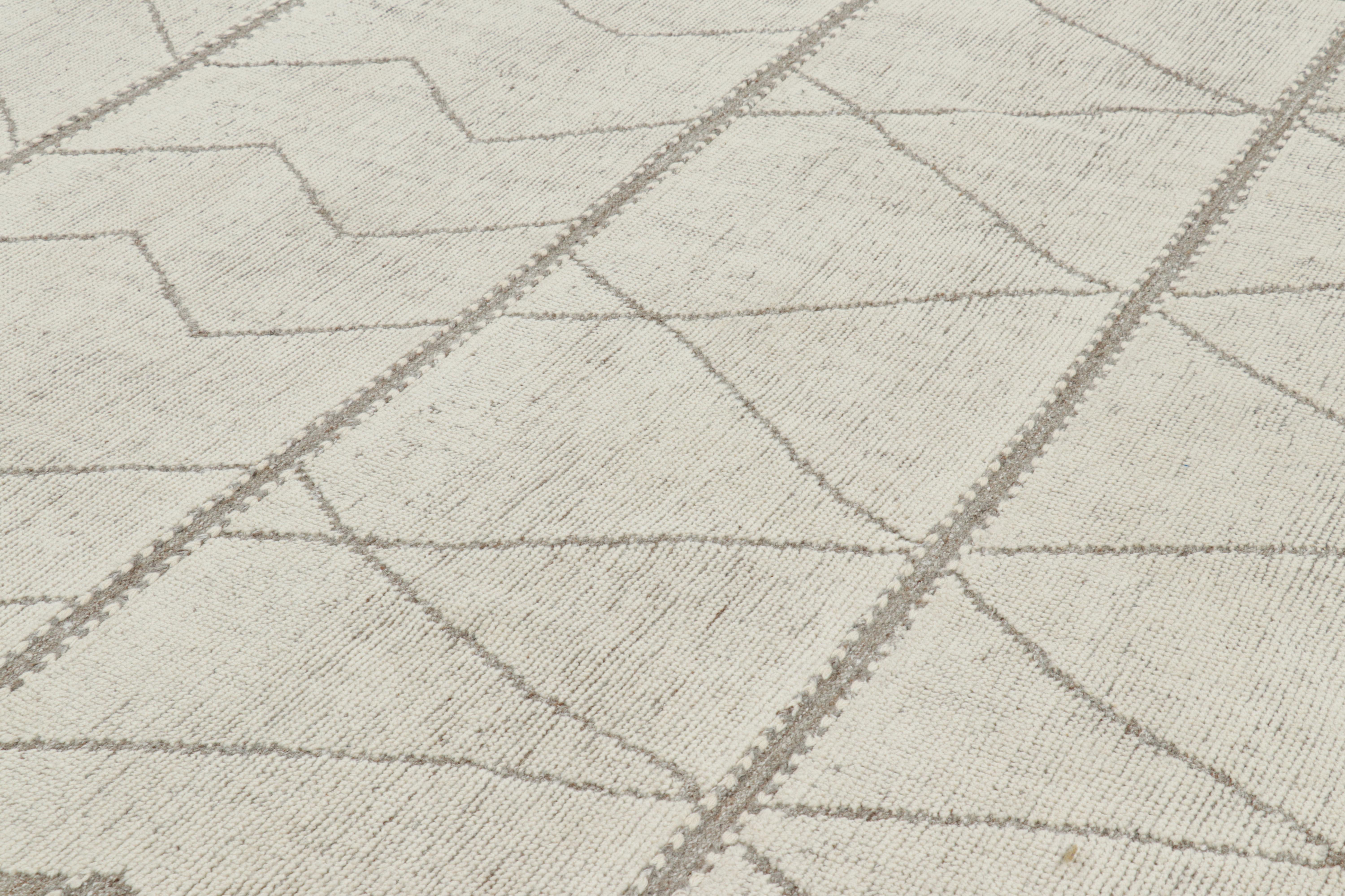 Dieser handgewebte 8x10 Teppich aus Wolle ist eine spannende Ergänzung der marokkanischen Teppichkollektion von Rug & Kilim. Sein Design ist ein Zusammenspiel von Flor und Flachgewebe mit geometrischen Mustern im Berberstamm-Stil. 

Über das Design: