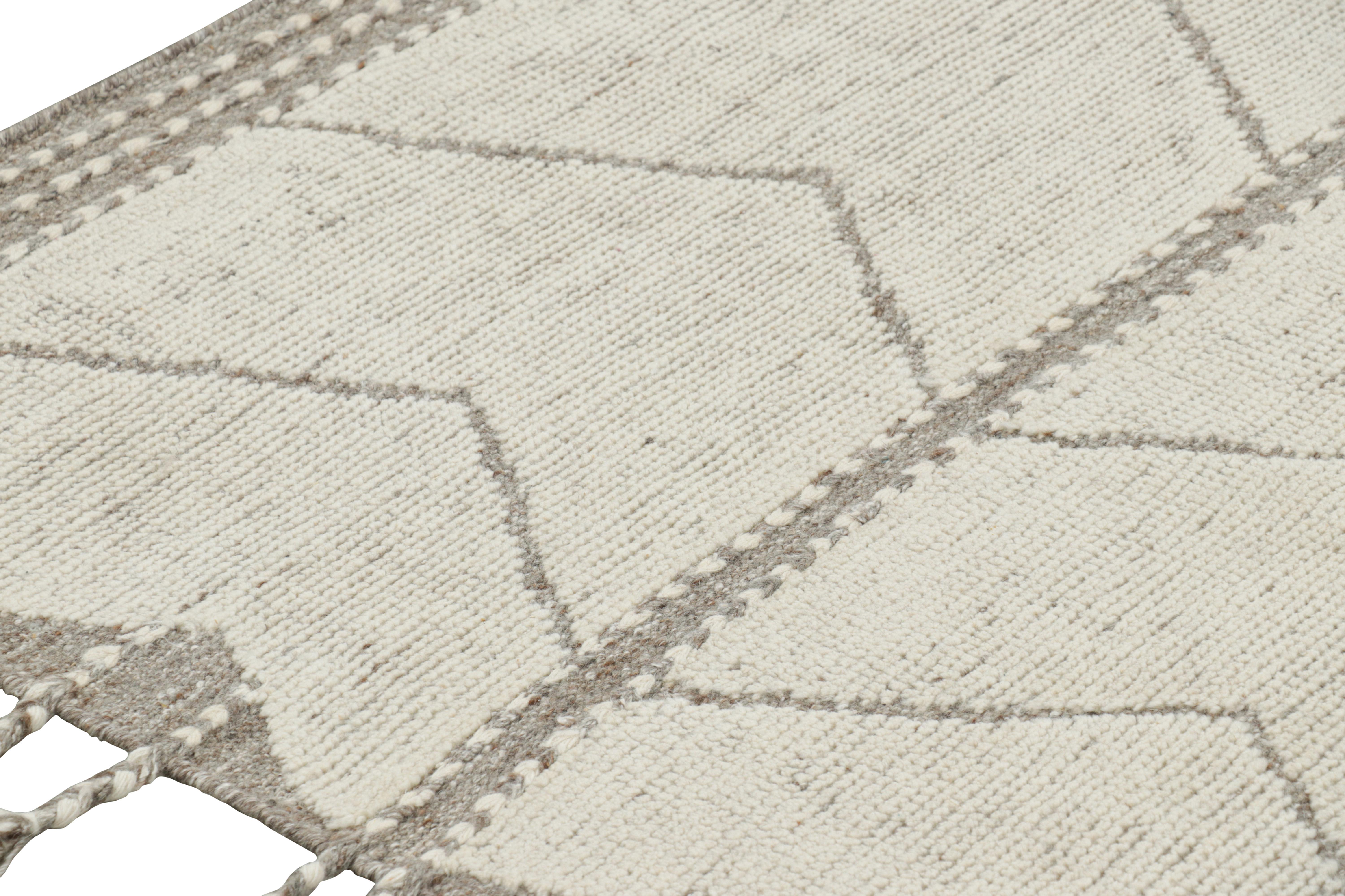 Marokkanischer Teppich von Rug & Kilim in Grau mit weißen geometrischen Mustern (Moderne) im Angebot