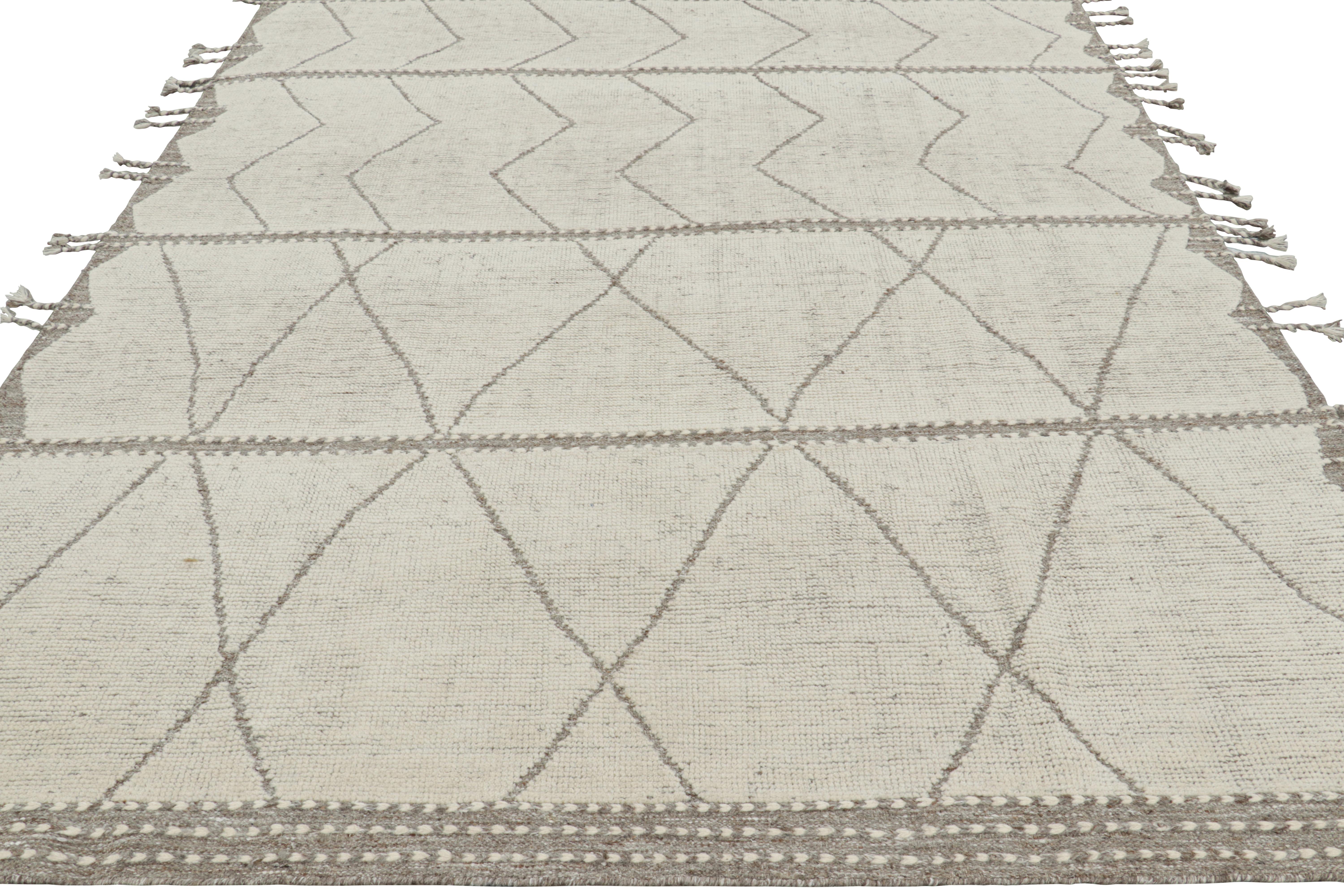 Marokkanischer Teppich von Rug & Kilim in Grau mit weißen geometrischen Mustern (Indisch) im Angebot