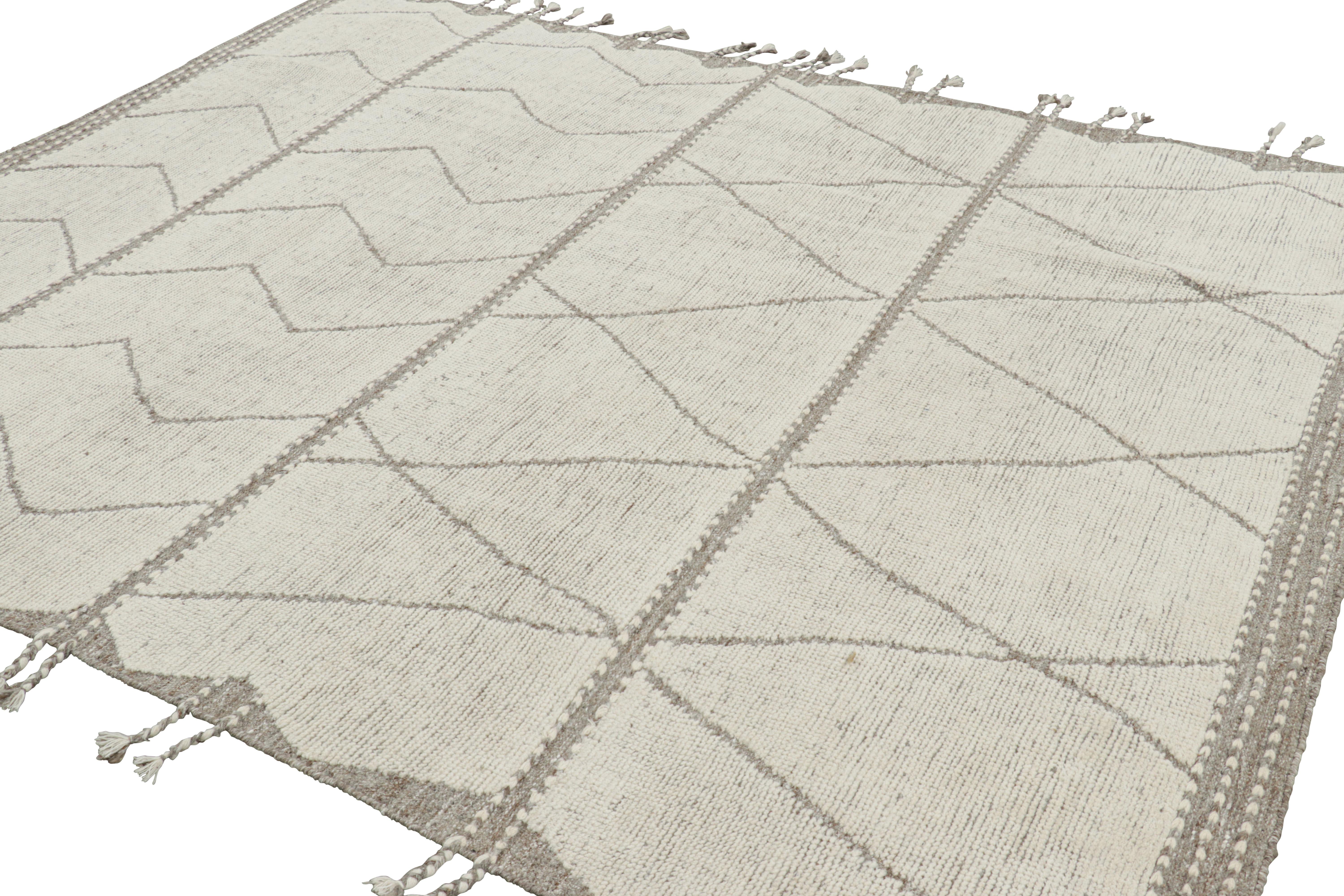 Marokkanischer Teppich von Rug & Kilim in Grau mit weißen geometrischen Mustern (Handgewebt) im Angebot