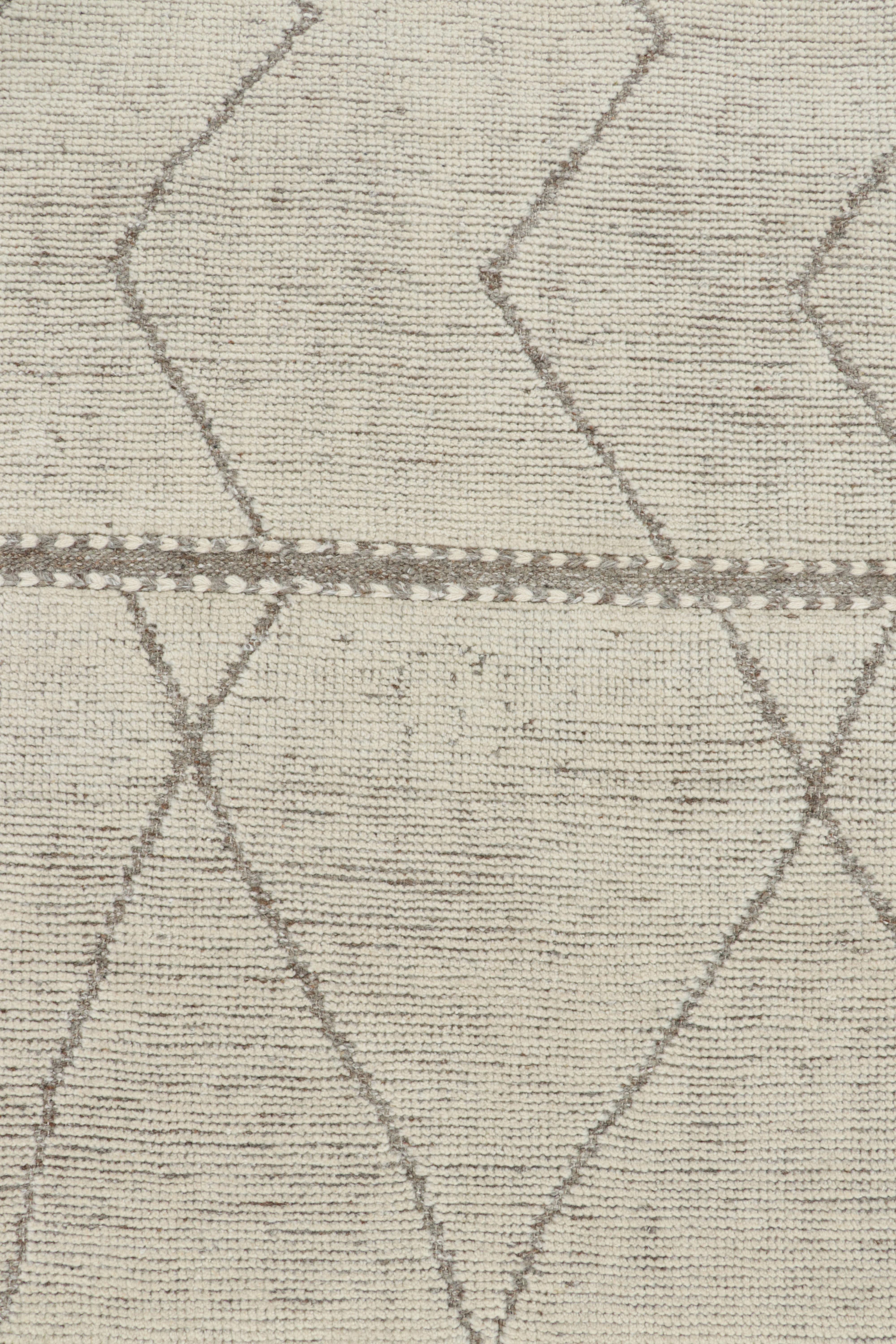 Marokkanischer Teppich von Rug & Kilim in Grau mit weißen geometrischen Mustern im Zustand „Neu“ im Angebot in Long Island City, NY