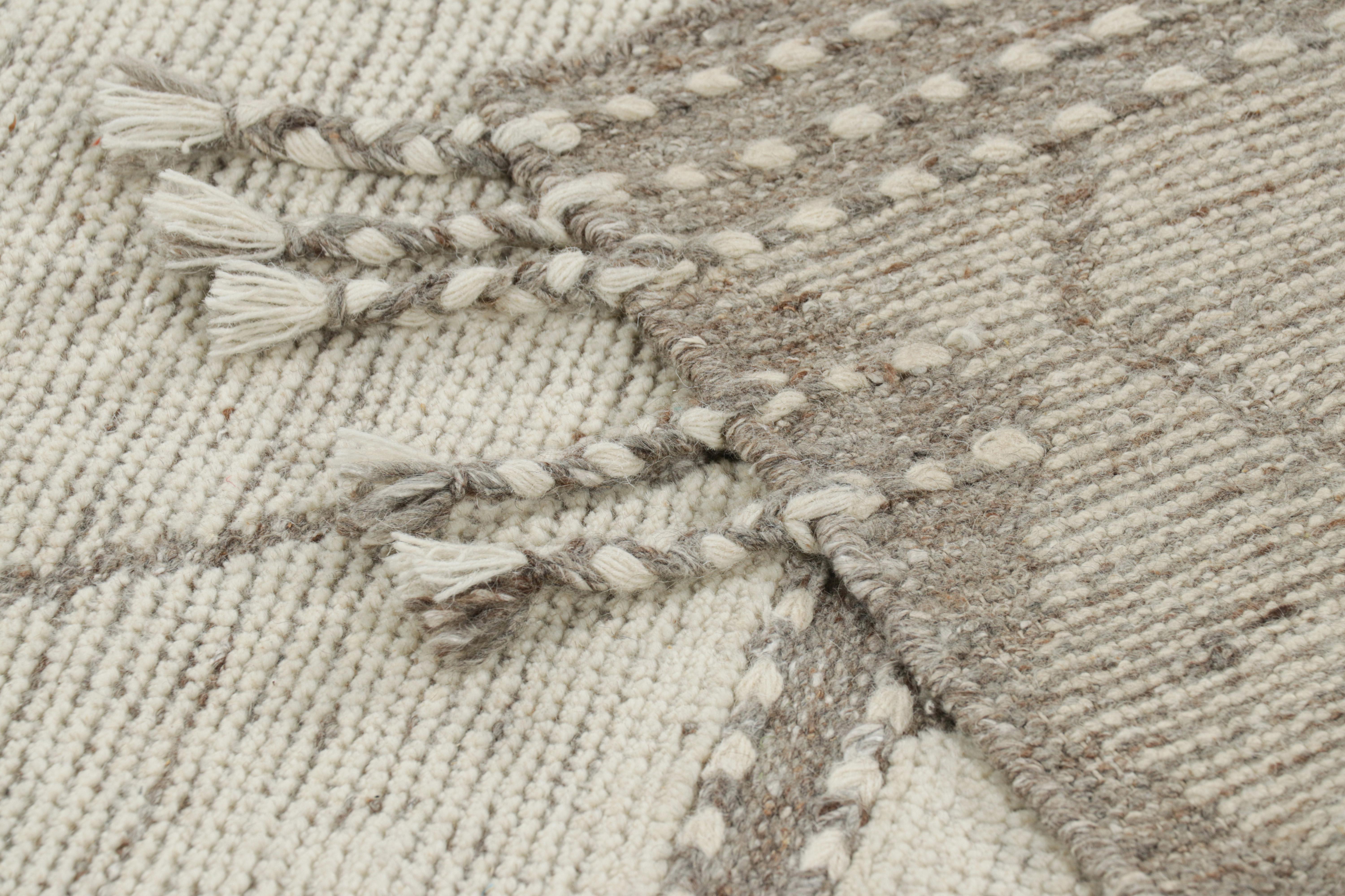 Marokkanischer Teppich von Rug & Kilim in Grau mit weißen geometrischen Mustern (21. Jahrhundert und zeitgenössisch) im Angebot