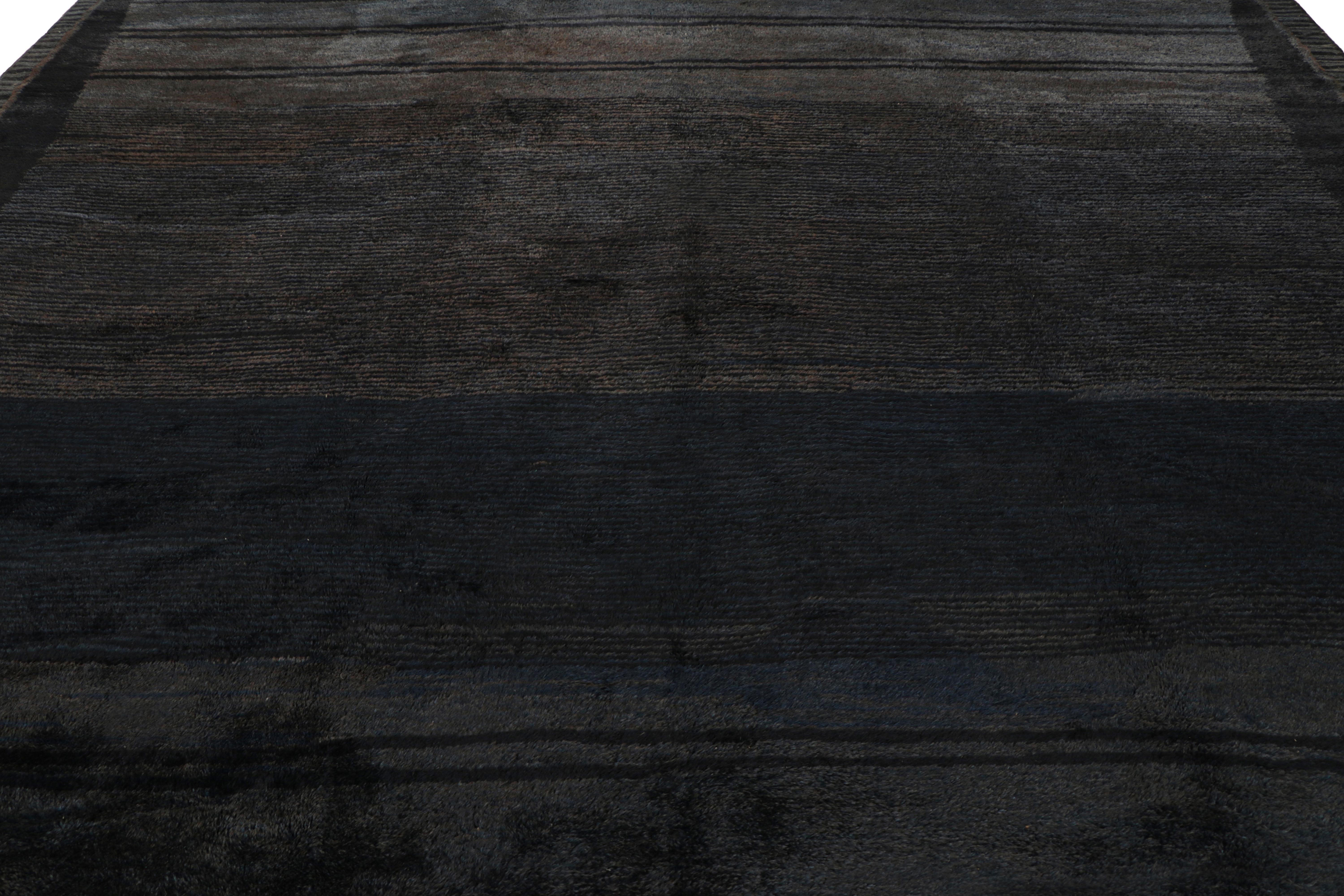 Annodato a mano in lana, questo tappeto marocchino 12x13 è un'entusiasmante novità della collezione Rug & Kilim, un pezzo contemporaneo realizzato da tessitori tribali provenienti dalle comunità rurali del Medio Atlante. 

Sul design: 

Un gioco di