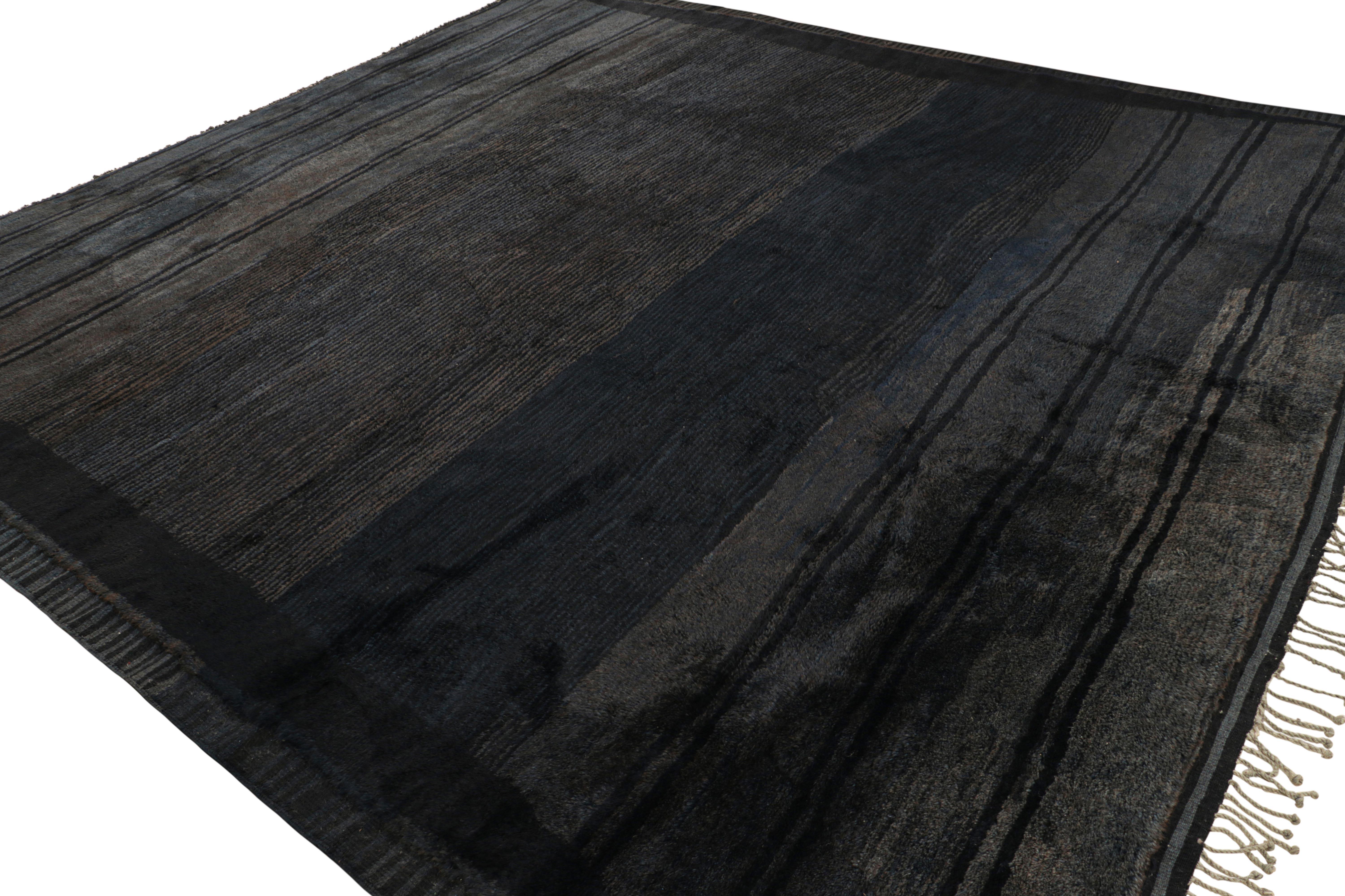 Annodato a mano Rug & Kilim è un tappeto marocchino a strisce blu, grigie e nere. in vendita