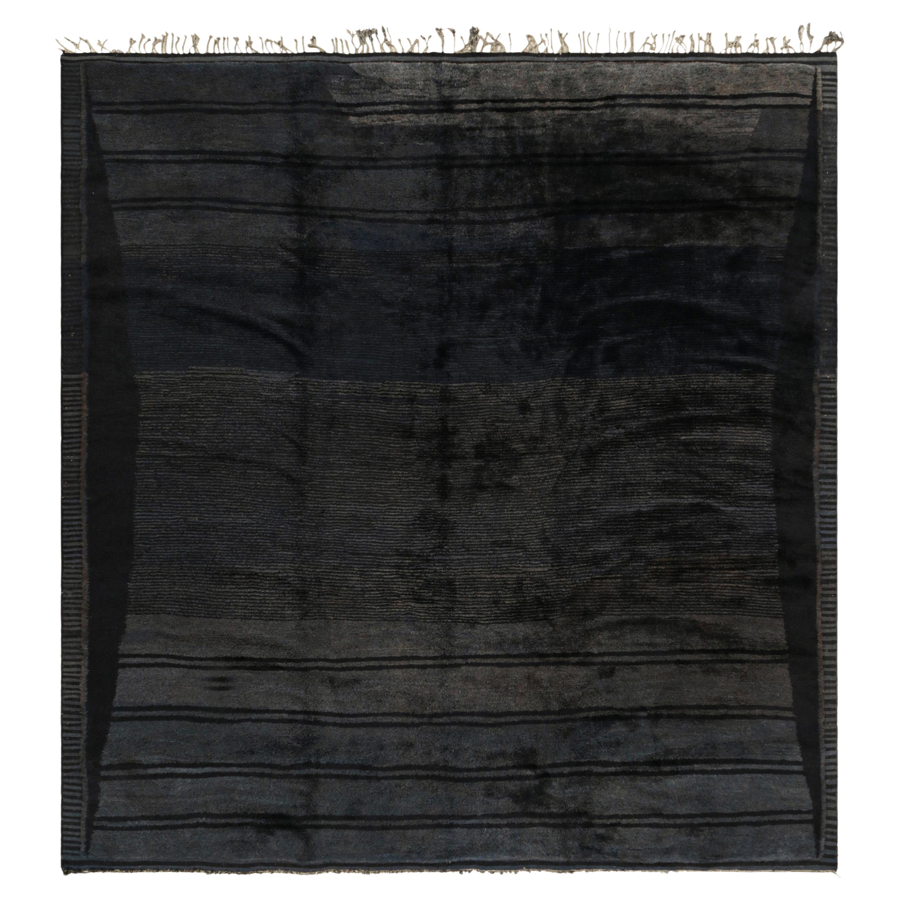 Rug 
Kilim è un tappeto marocchino a strisce blu, grigie e nere.