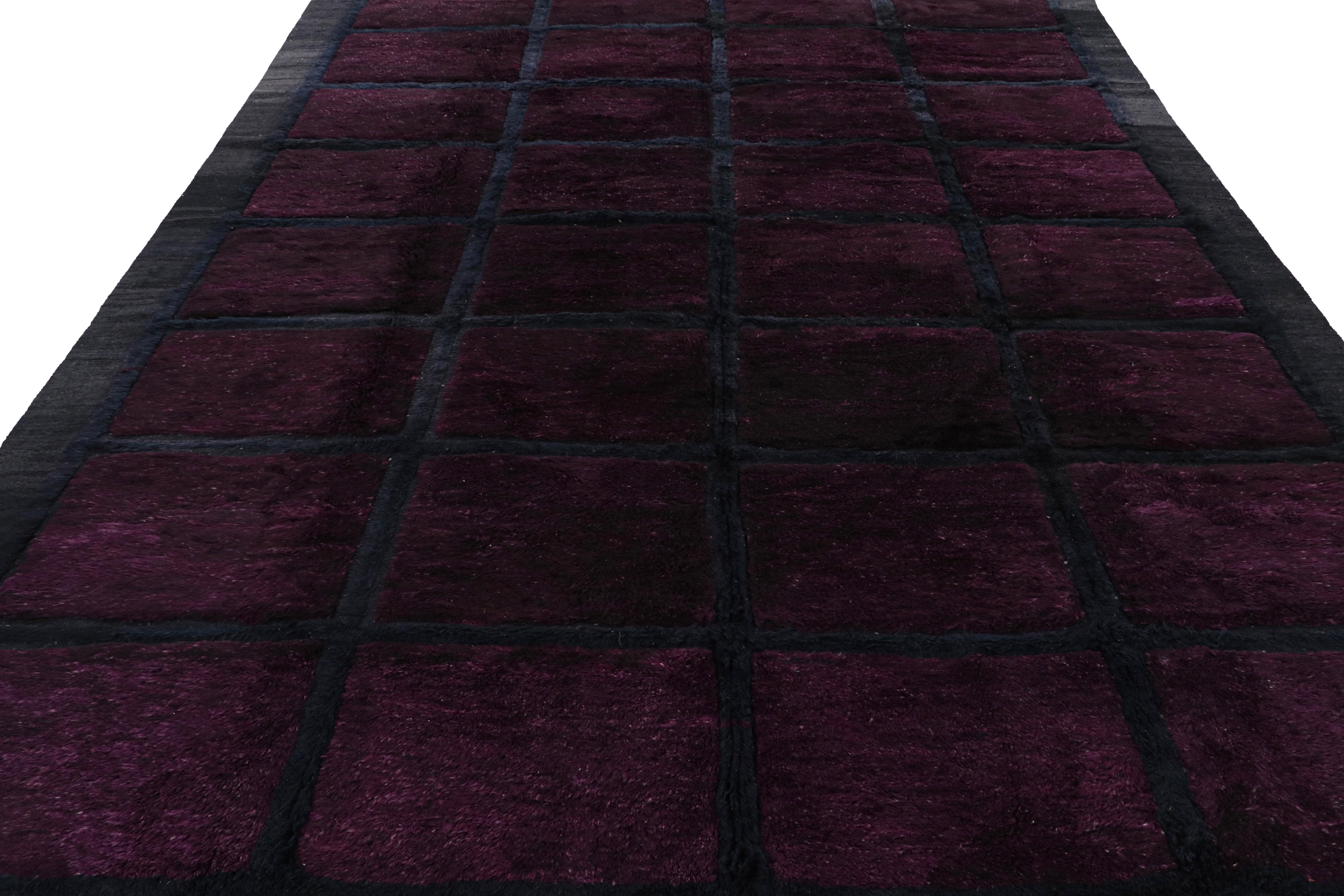 Moderno Tappeto marocchino Rug & Kilim in viola e blu con motivo geometrico alto-basso in vendita