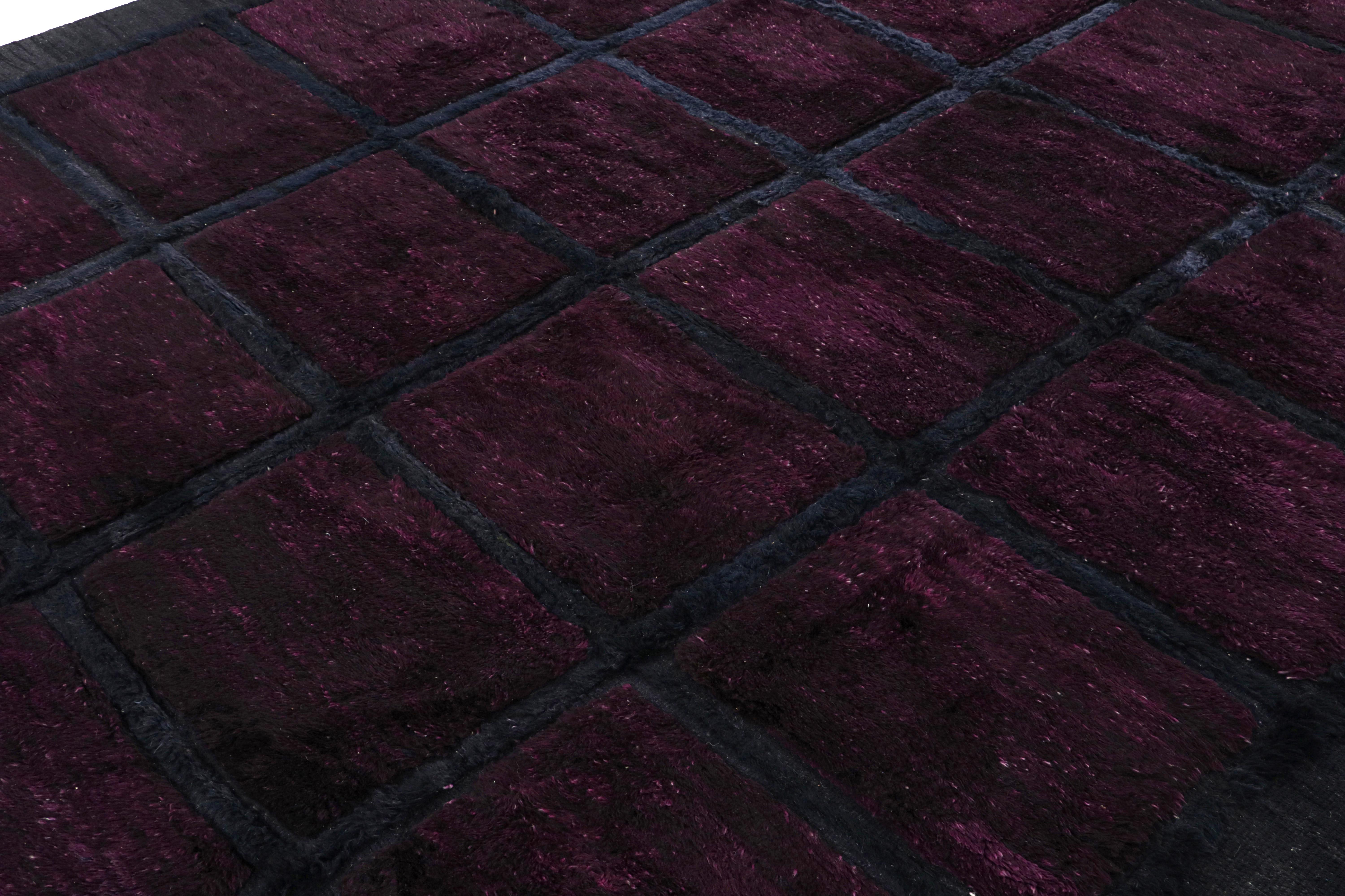 Marocchino Tappeto marocchino Rug & Kilim in viola e blu con motivo geometrico alto-basso in vendita