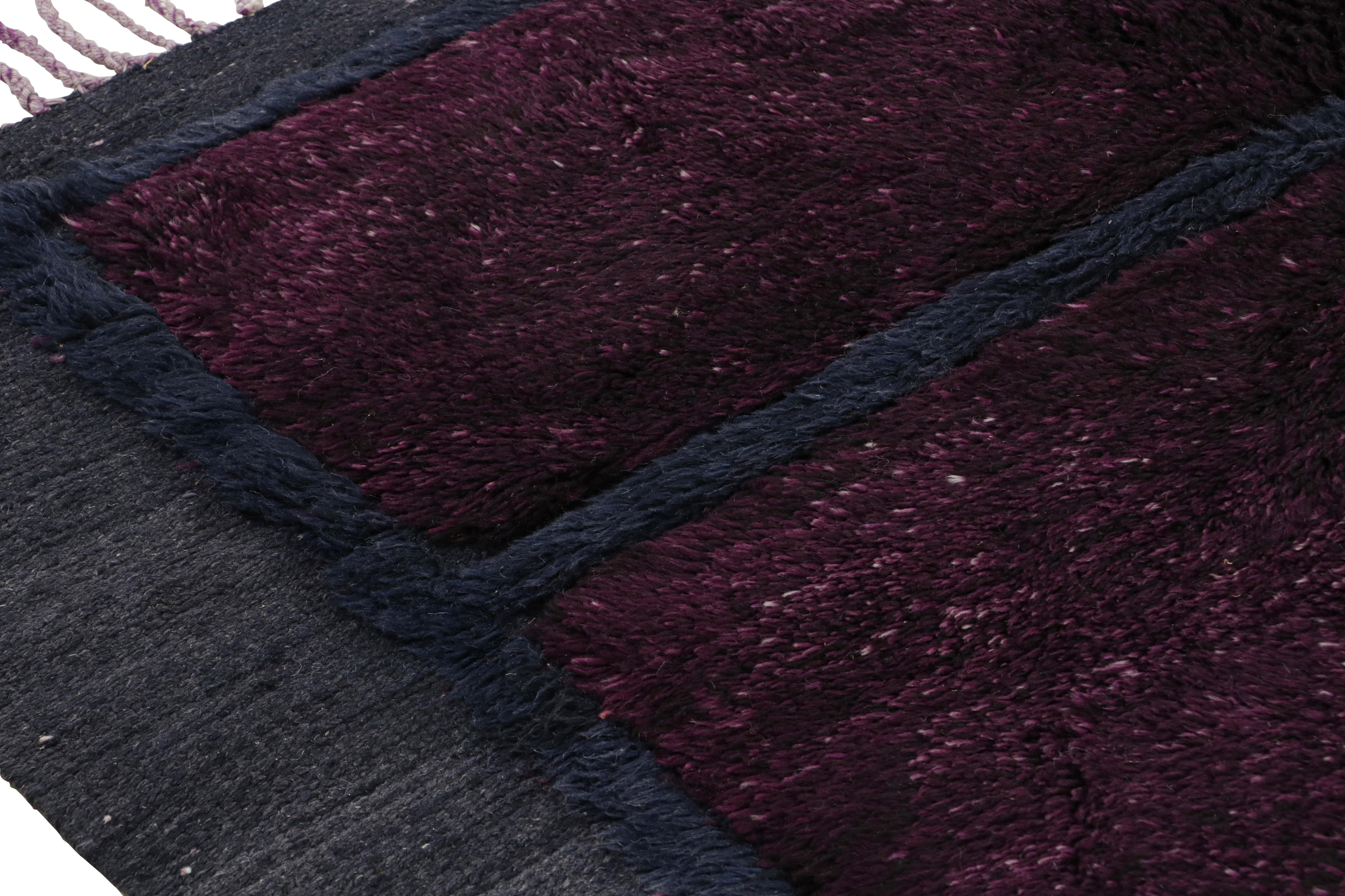Annodato a mano Tappeto marocchino Rug & Kilim in viola e blu con motivo geometrico alto-basso in vendita