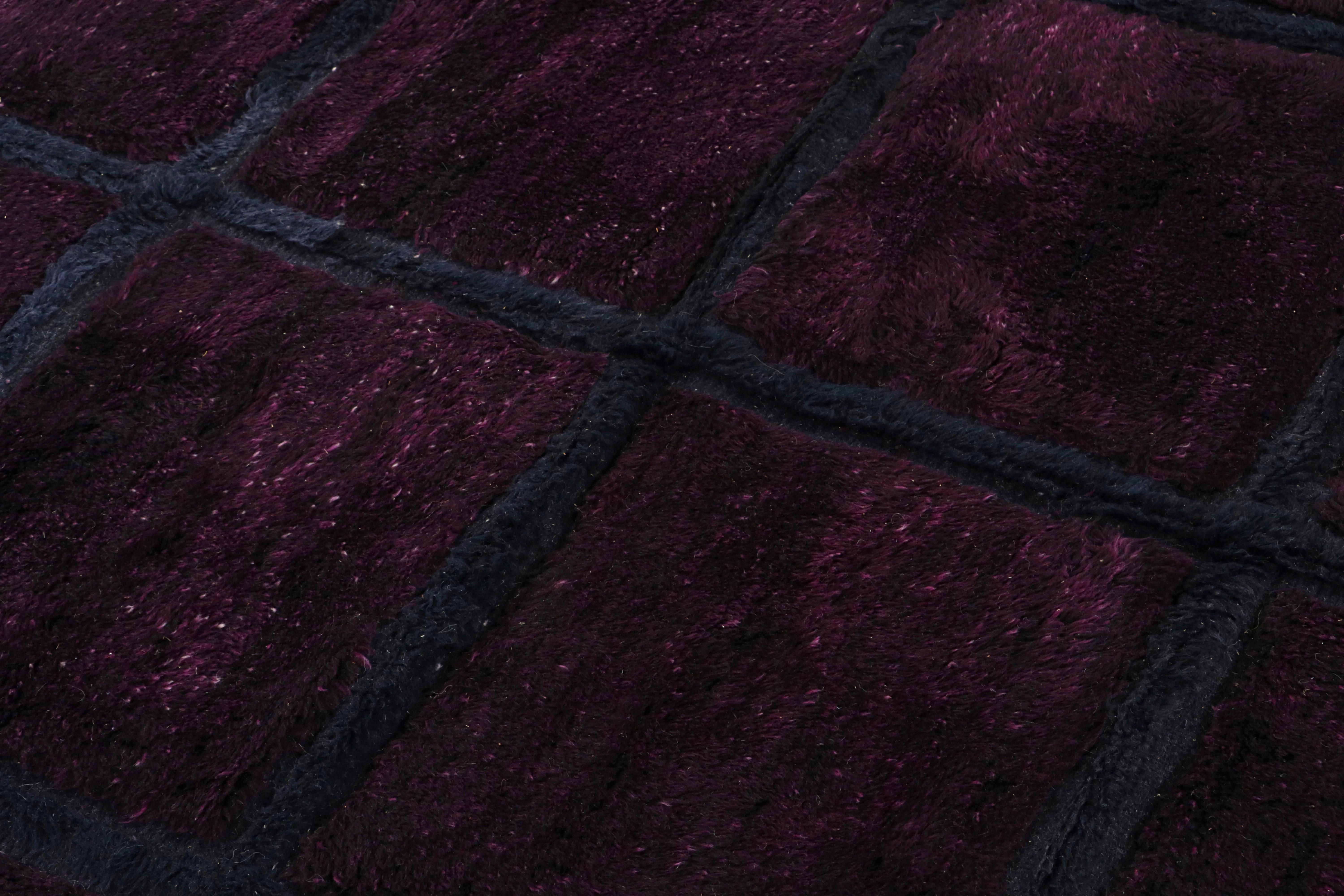 Tappeto marocchino Rug & Kilim in viola e blu con motivo geometrico alto-basso In condizioni Nuovo in vendita a Long Island City, NY