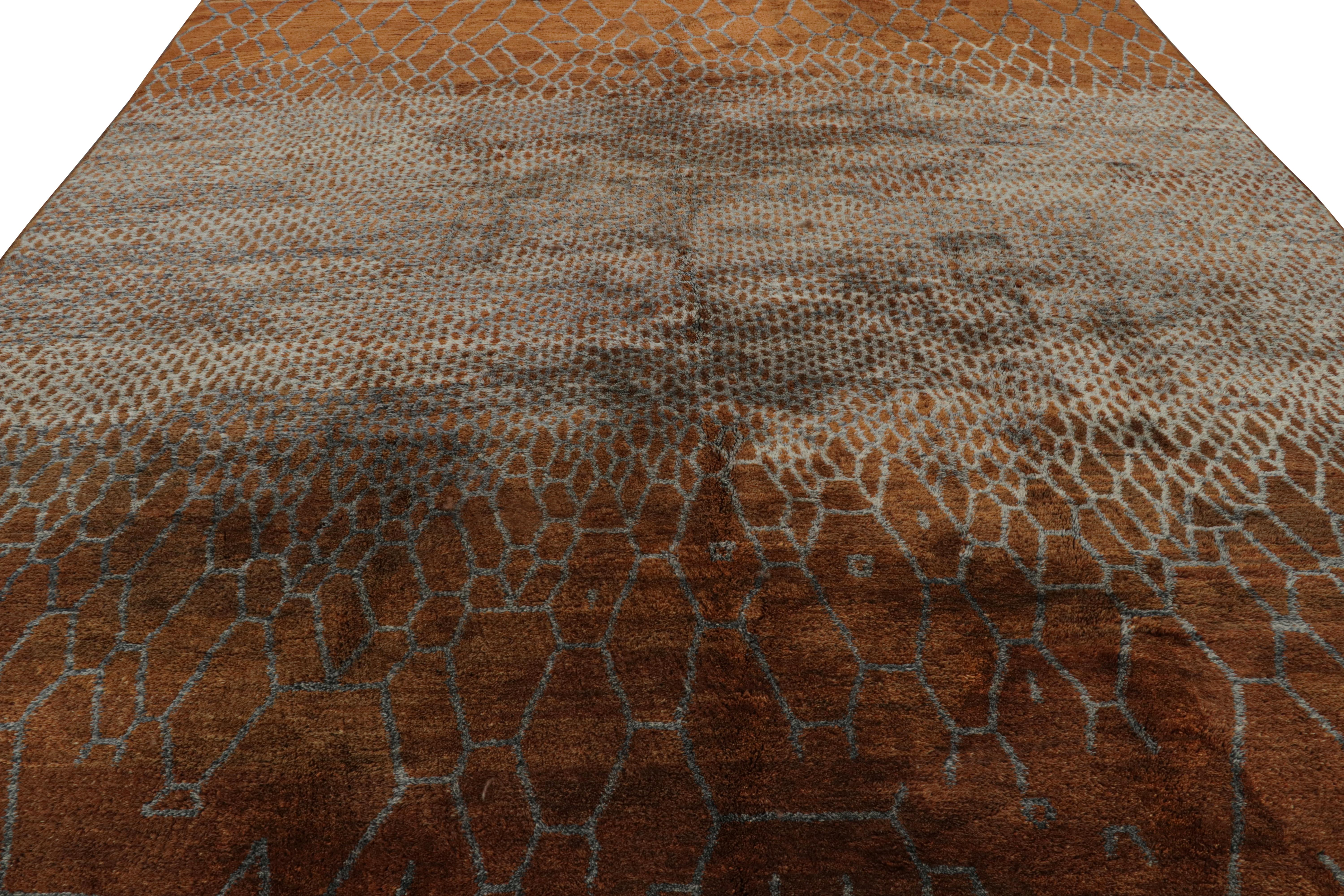 Marokkanischer Teppich von Rug & Kilim in Rosttönen mit silbergrauen geometrischen Mustern (Moderne) im Angebot