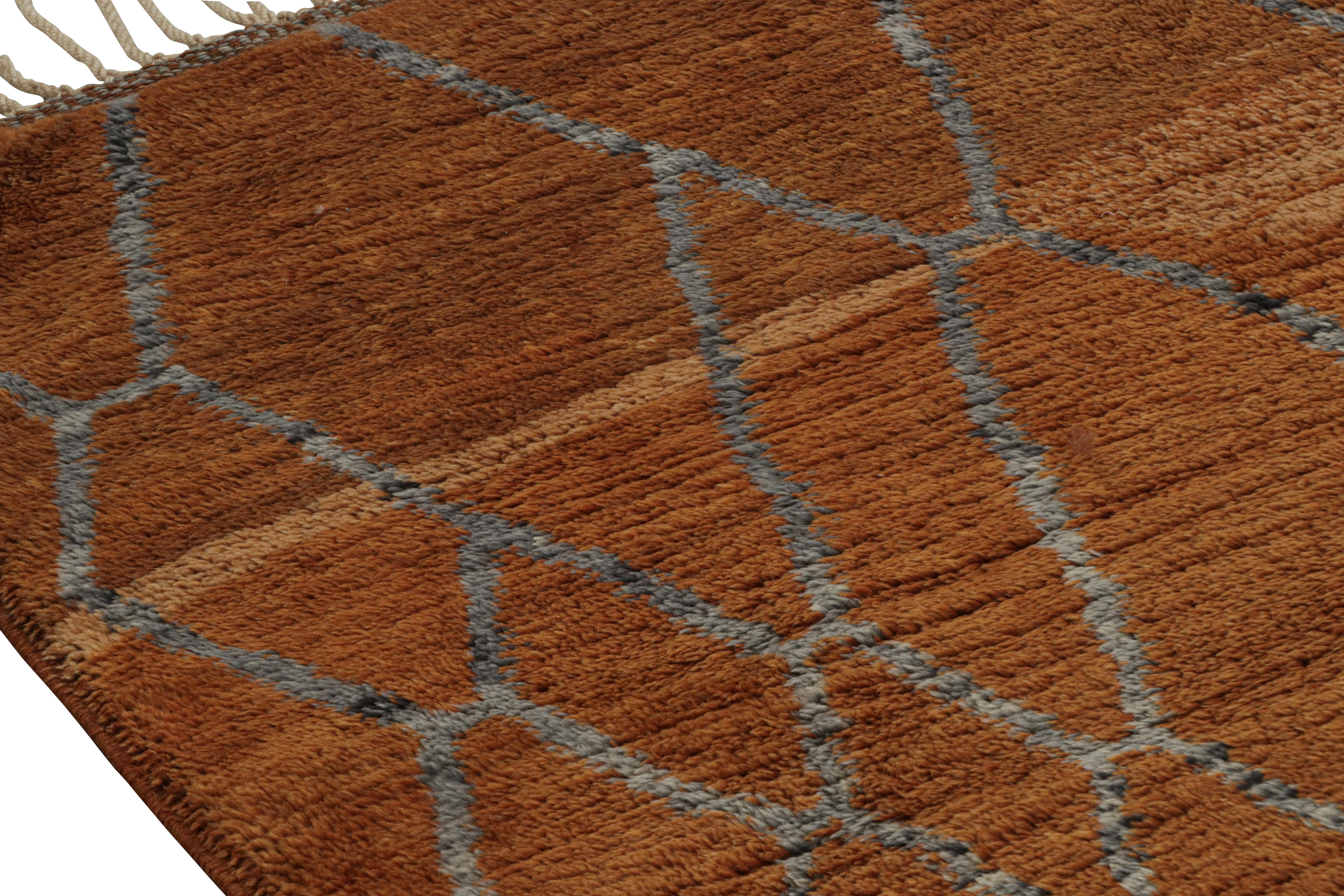 Marokkanischer Teppich von Rug & Kilim in Rosttönen mit silbergrauen geometrischen Mustern im Zustand „Neu“ im Angebot in Long Island City, NY