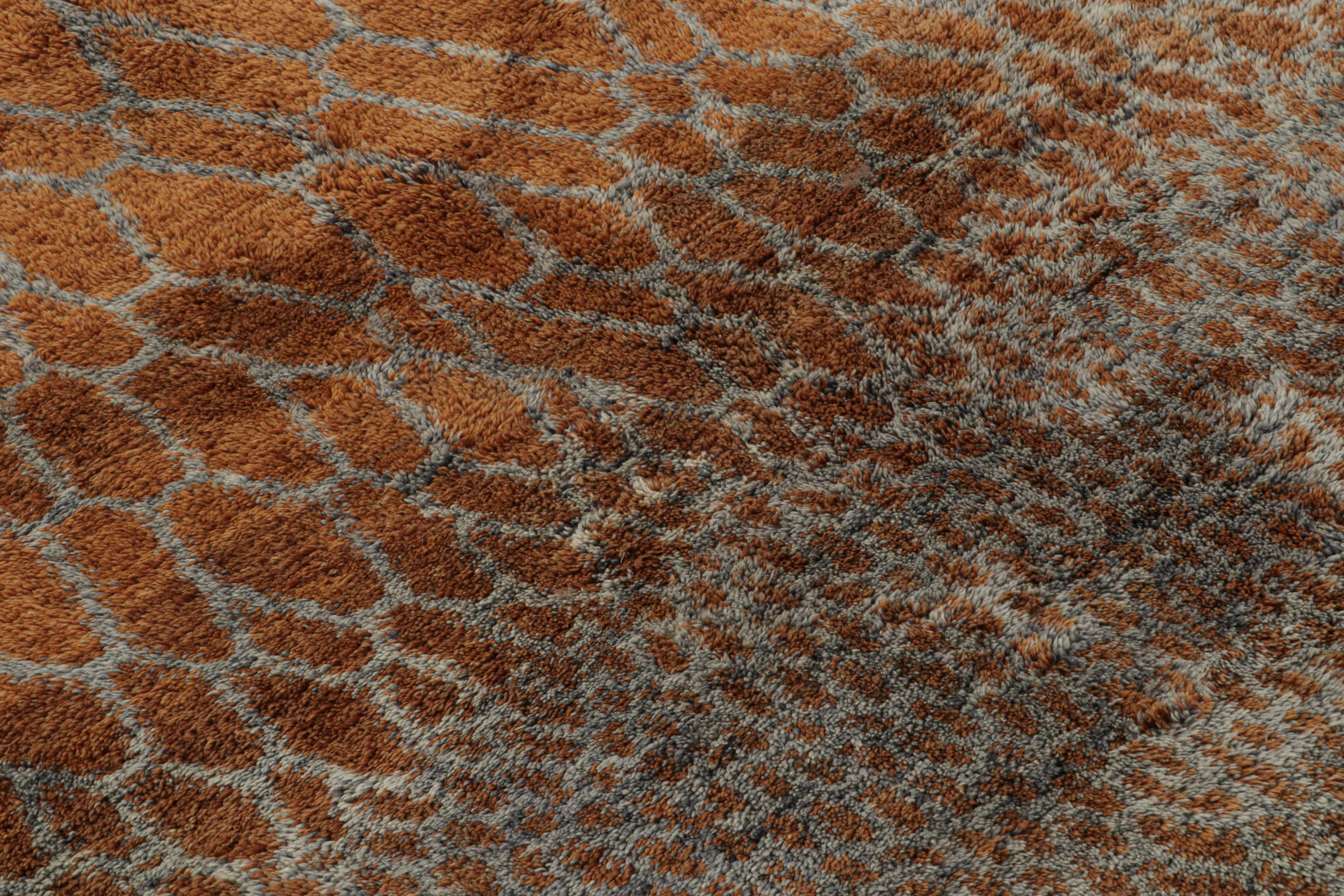 Marokkanischer Teppich von Rug & Kilim in Rosttönen mit silbergrauen geometrischen Mustern (21. Jahrhundert und zeitgenössisch) im Angebot