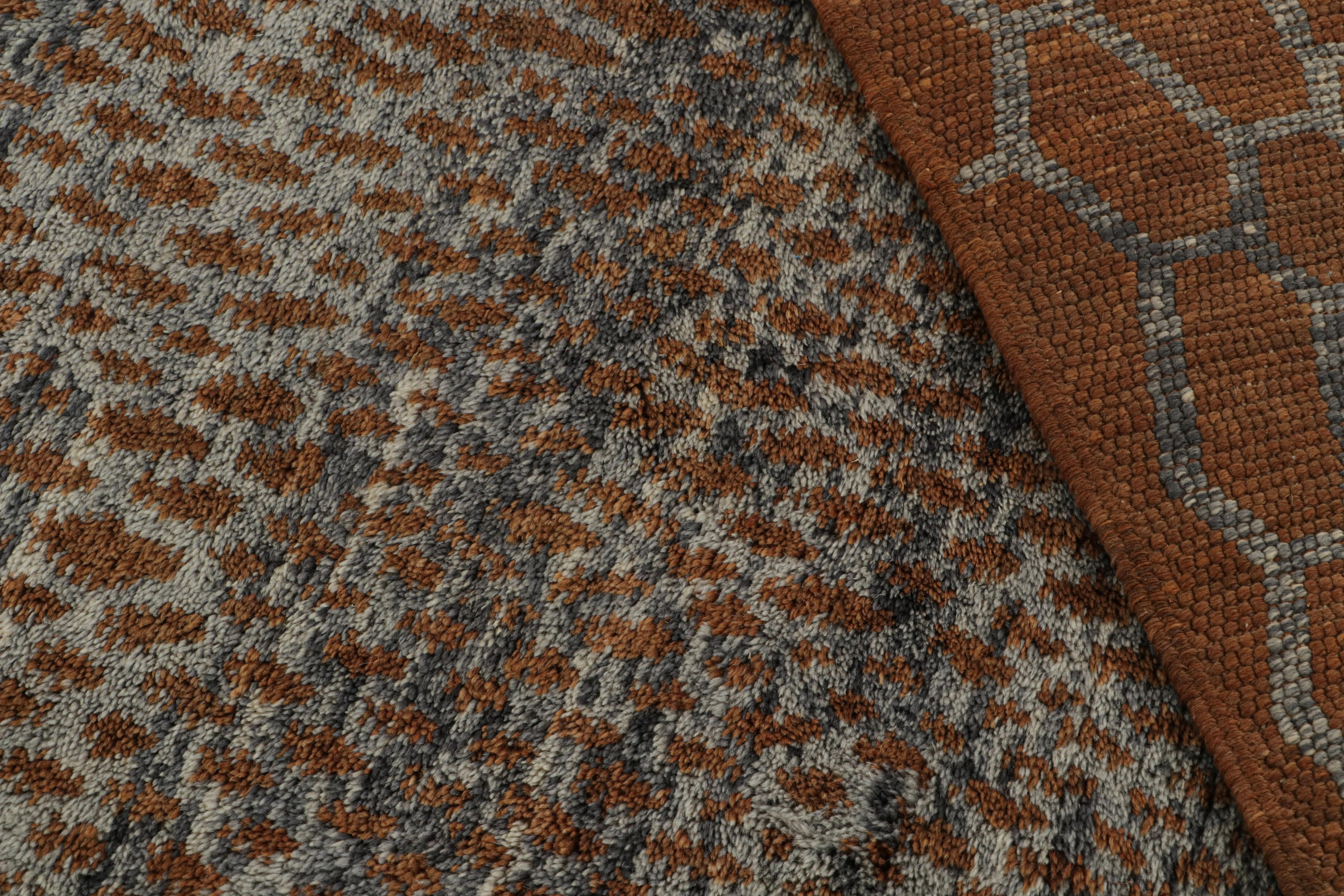 Marokkanischer Teppich von Rug & Kilim in Rosttönen mit silbergrauen geometrischen Mustern (Wolle) im Angebot